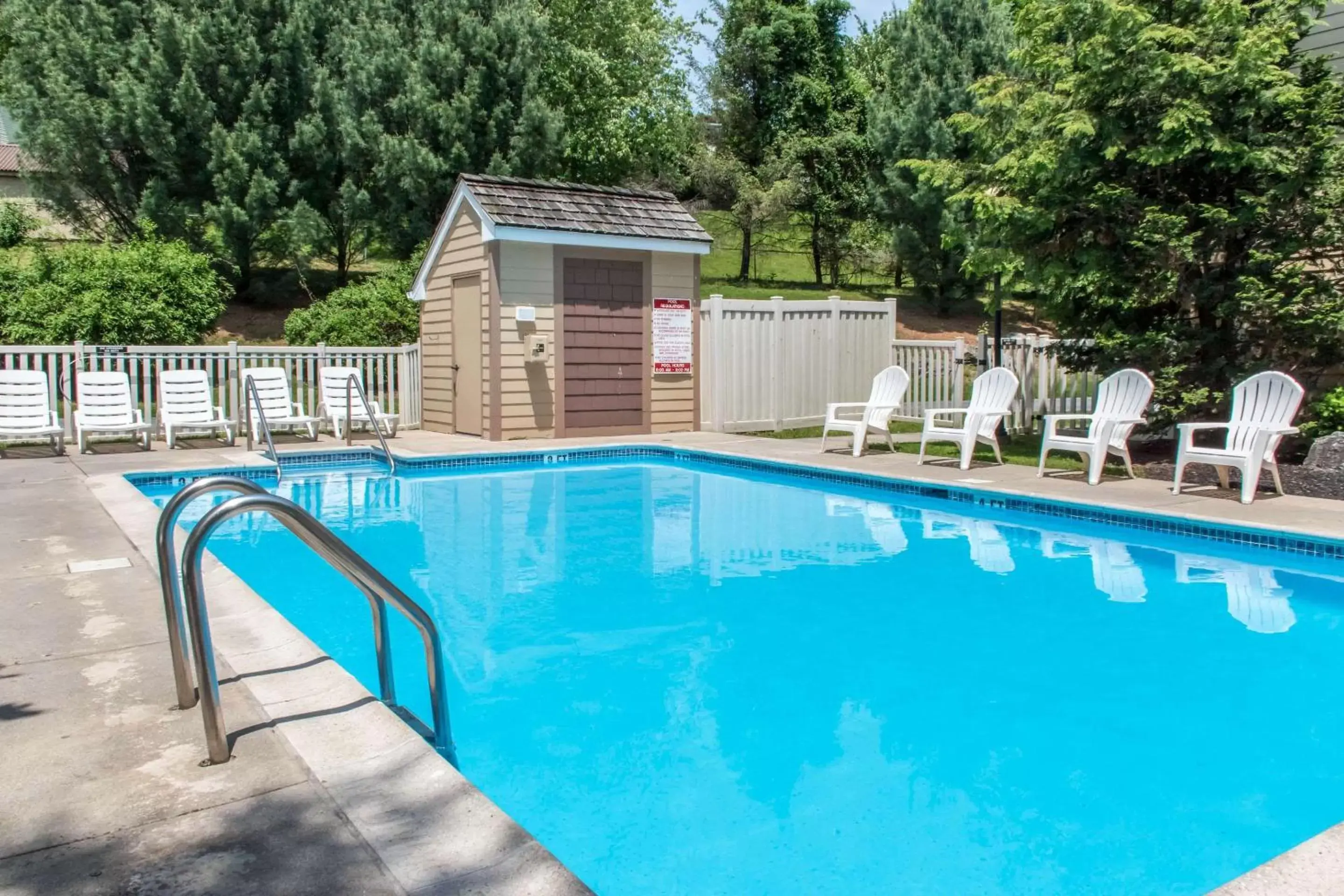 Swimming Pool in MainStay Suites of Lancaster County