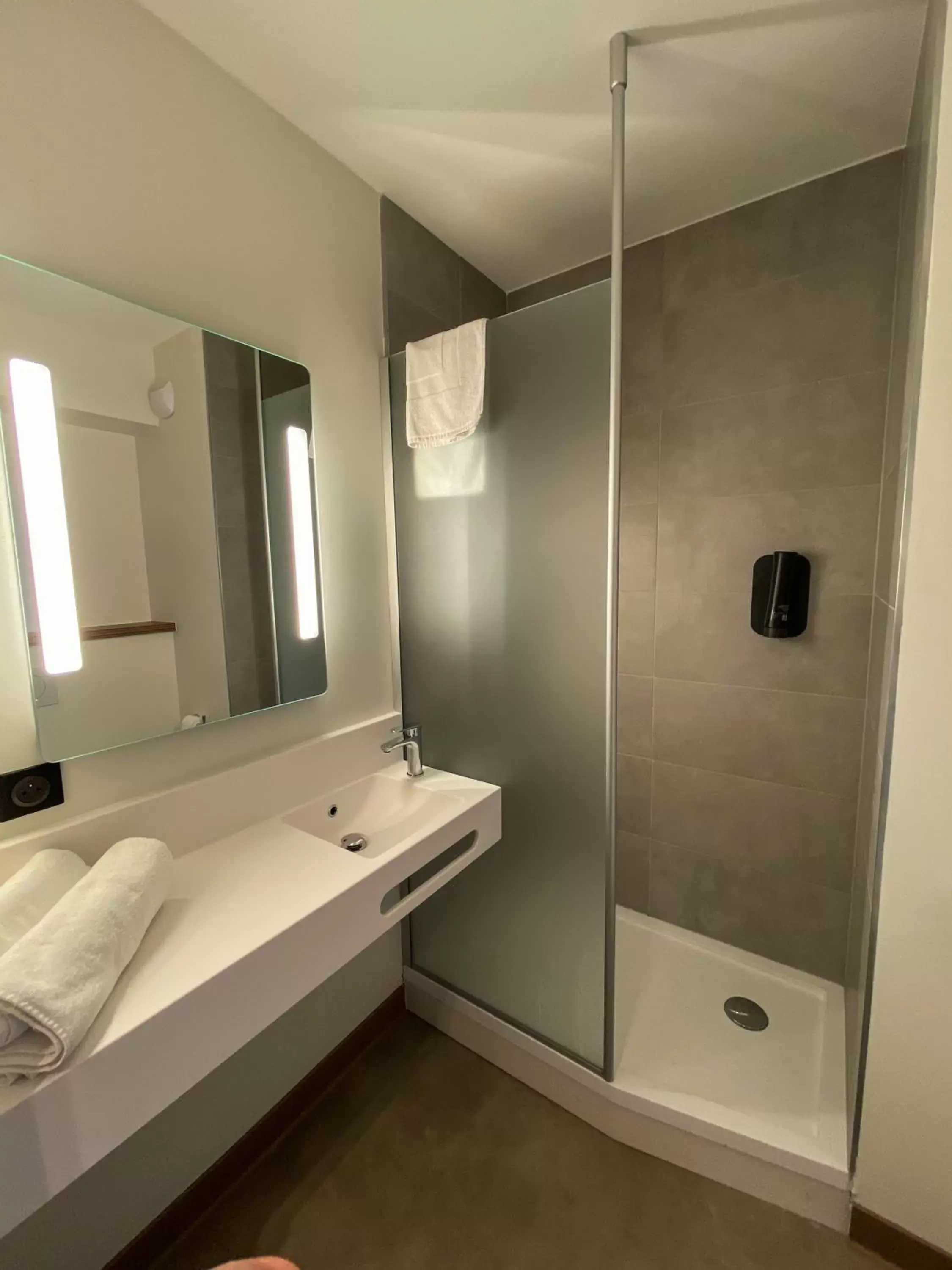 Bathroom in B&B HOTEL Clermont-Ferrand A71-A75 La Méridienne