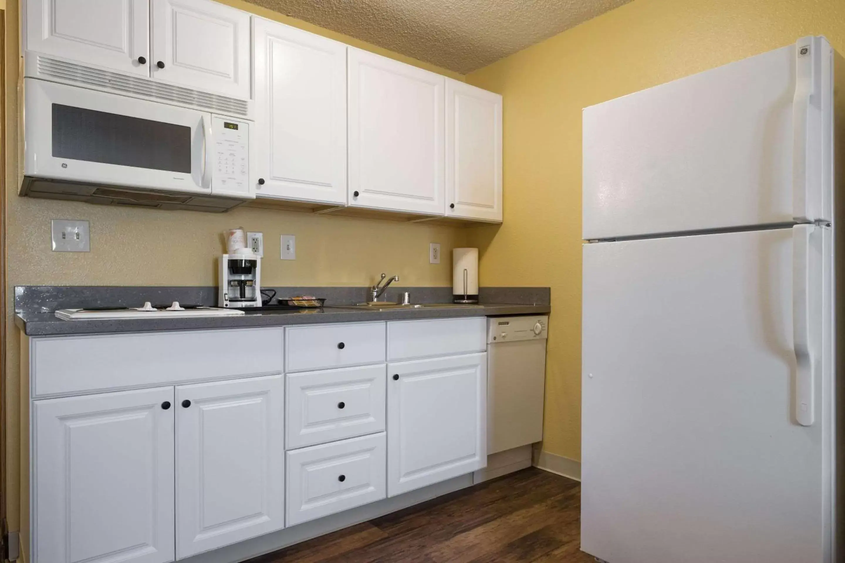 Photo of the whole room, Kitchen/Kitchenette in Quality Inn & Suites Silverdale Bangor-Keyport