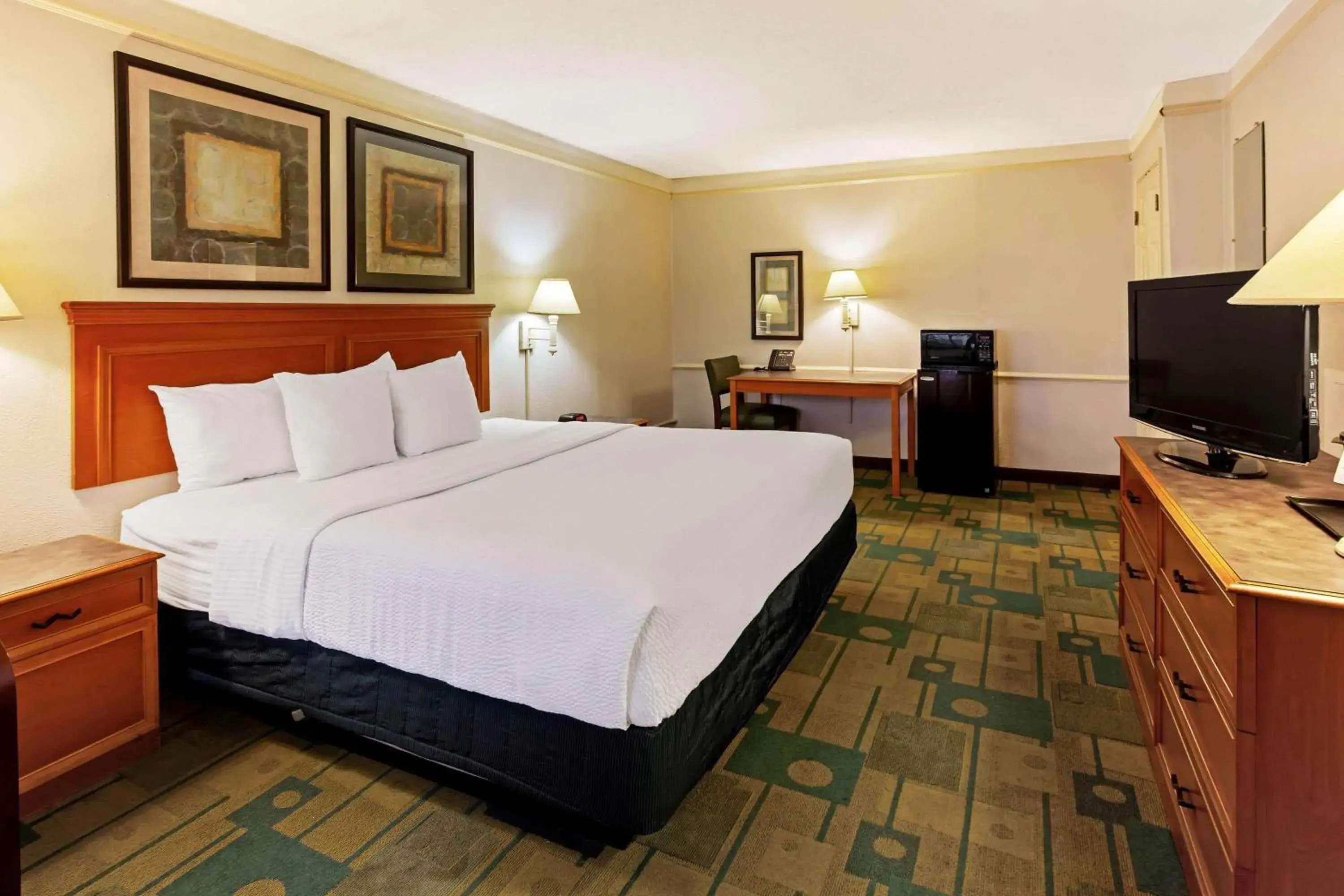 Photo of the whole room, Bed in La Quinta Inn by Wyndham College Station