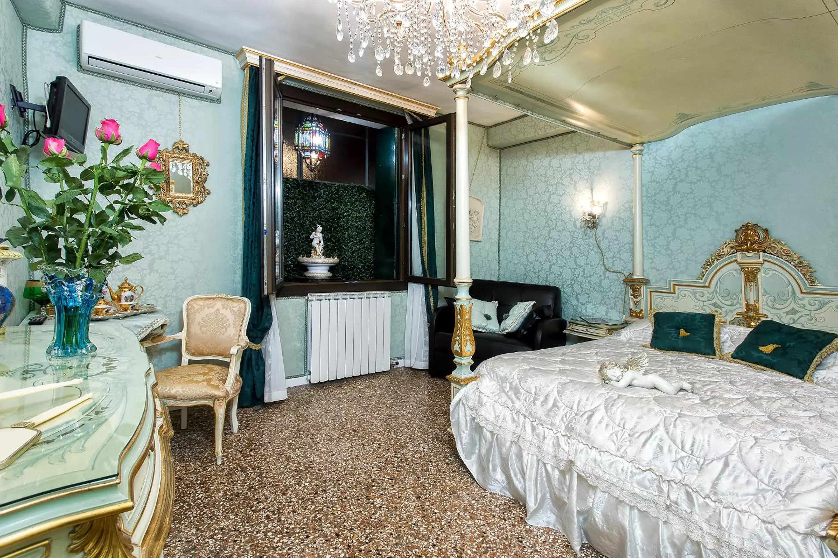 Photo of the whole room, Bed in Scalon del Doge