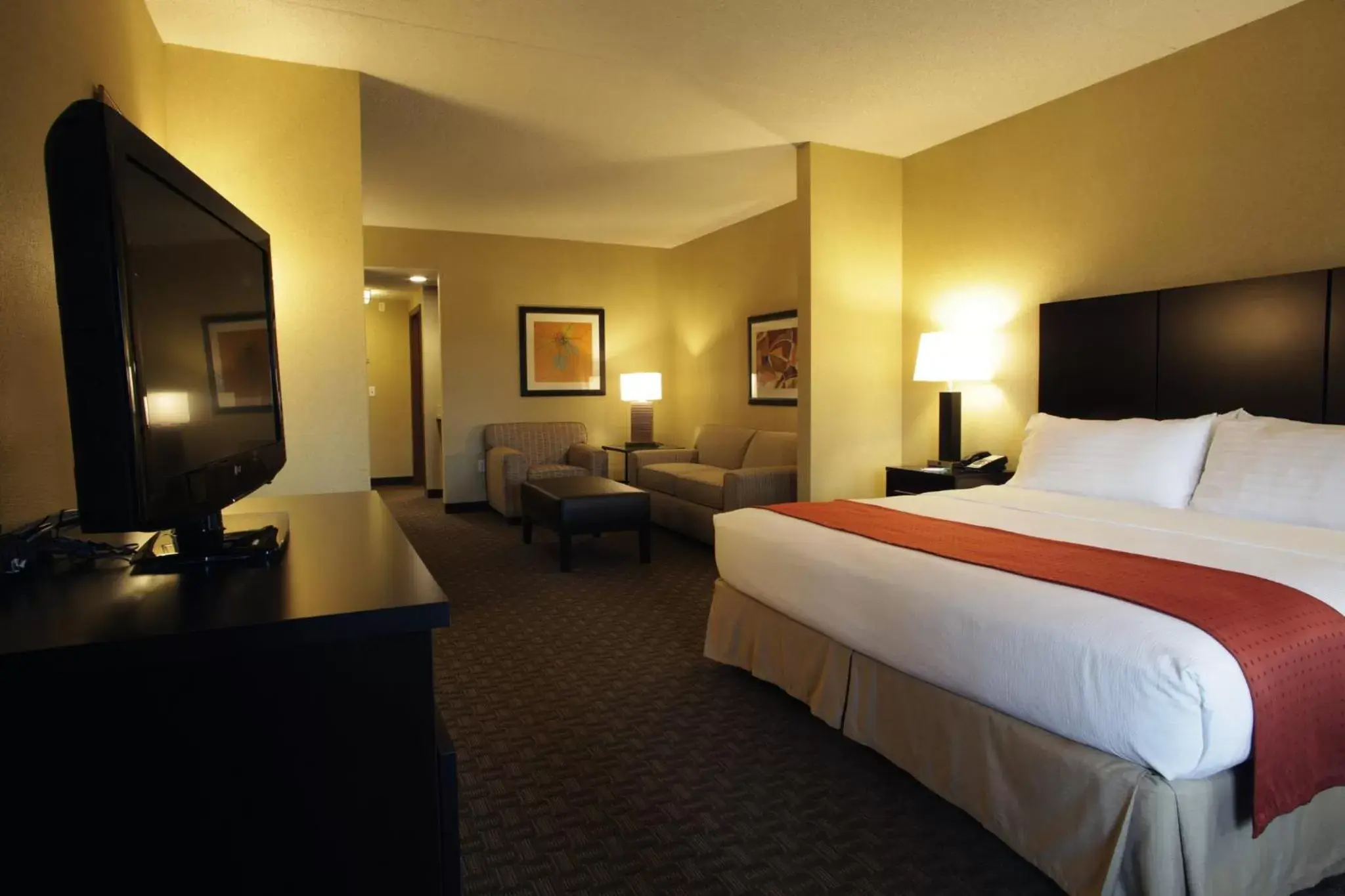 Photo of the whole room, TV/Entertainment Center in Holiday Inn Phoenix/Chandler, an IHG Hotel