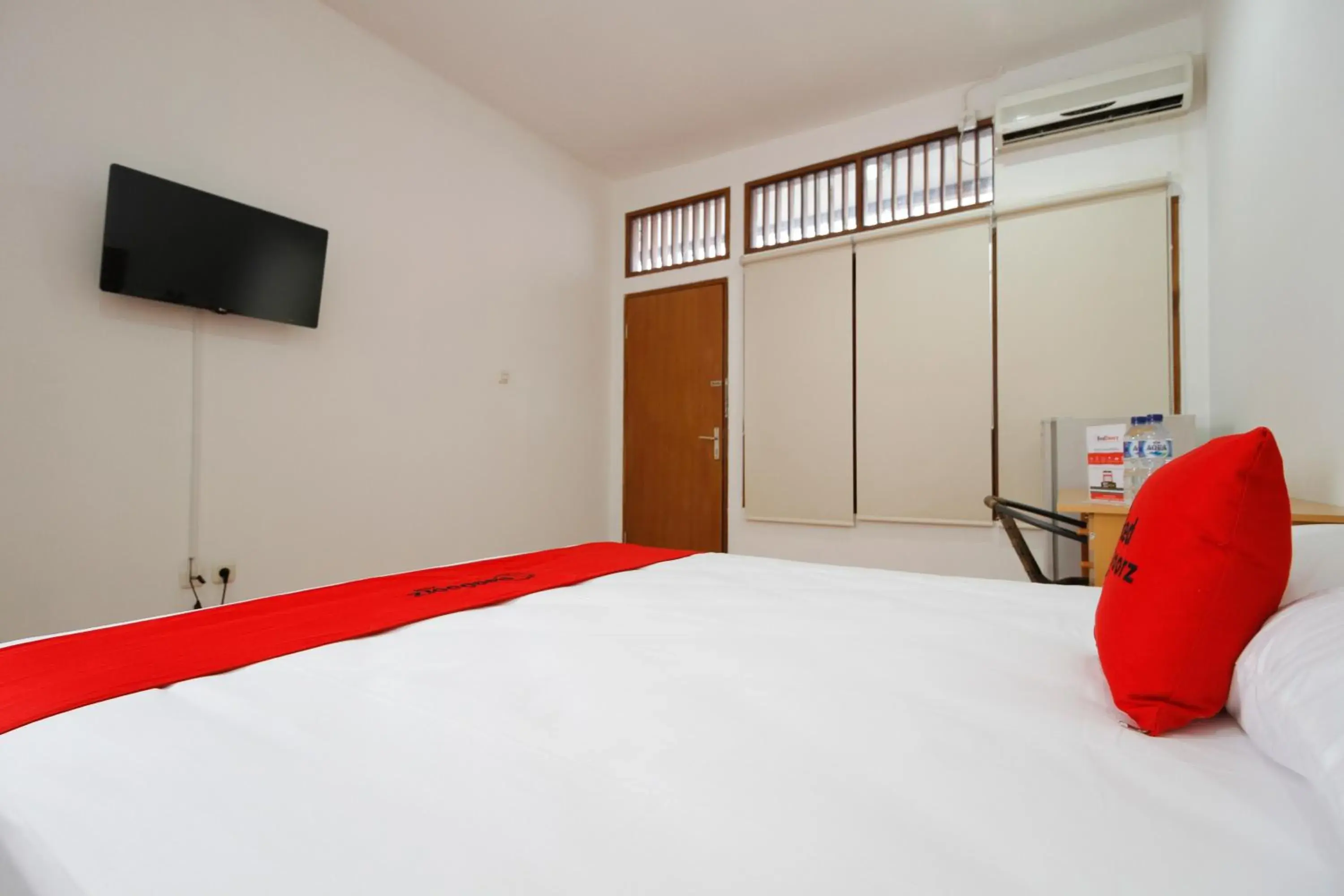 Bedroom, Bed in RedDoorz Plus near Plaza Indonesia