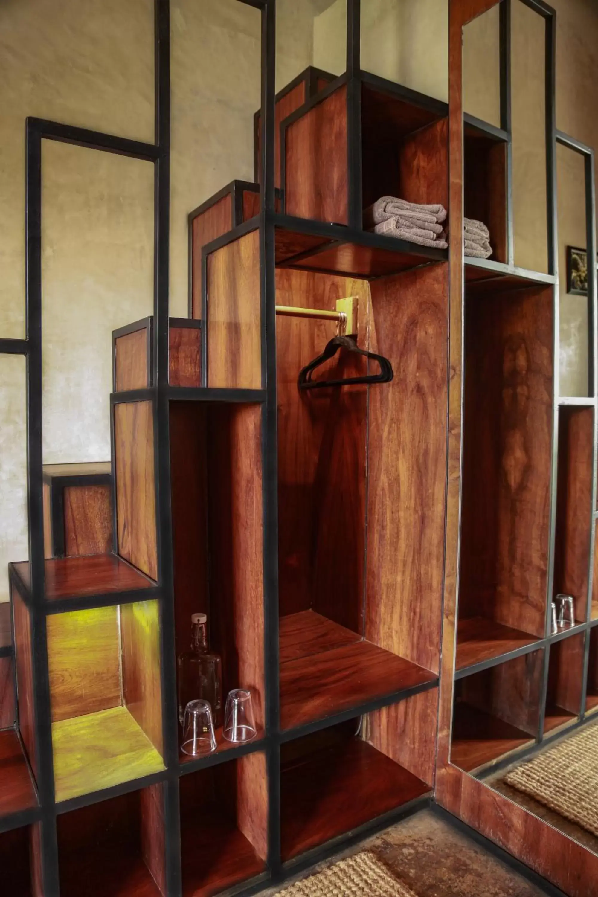 wardrobe in Hotel Makaabá Eco-Boutique