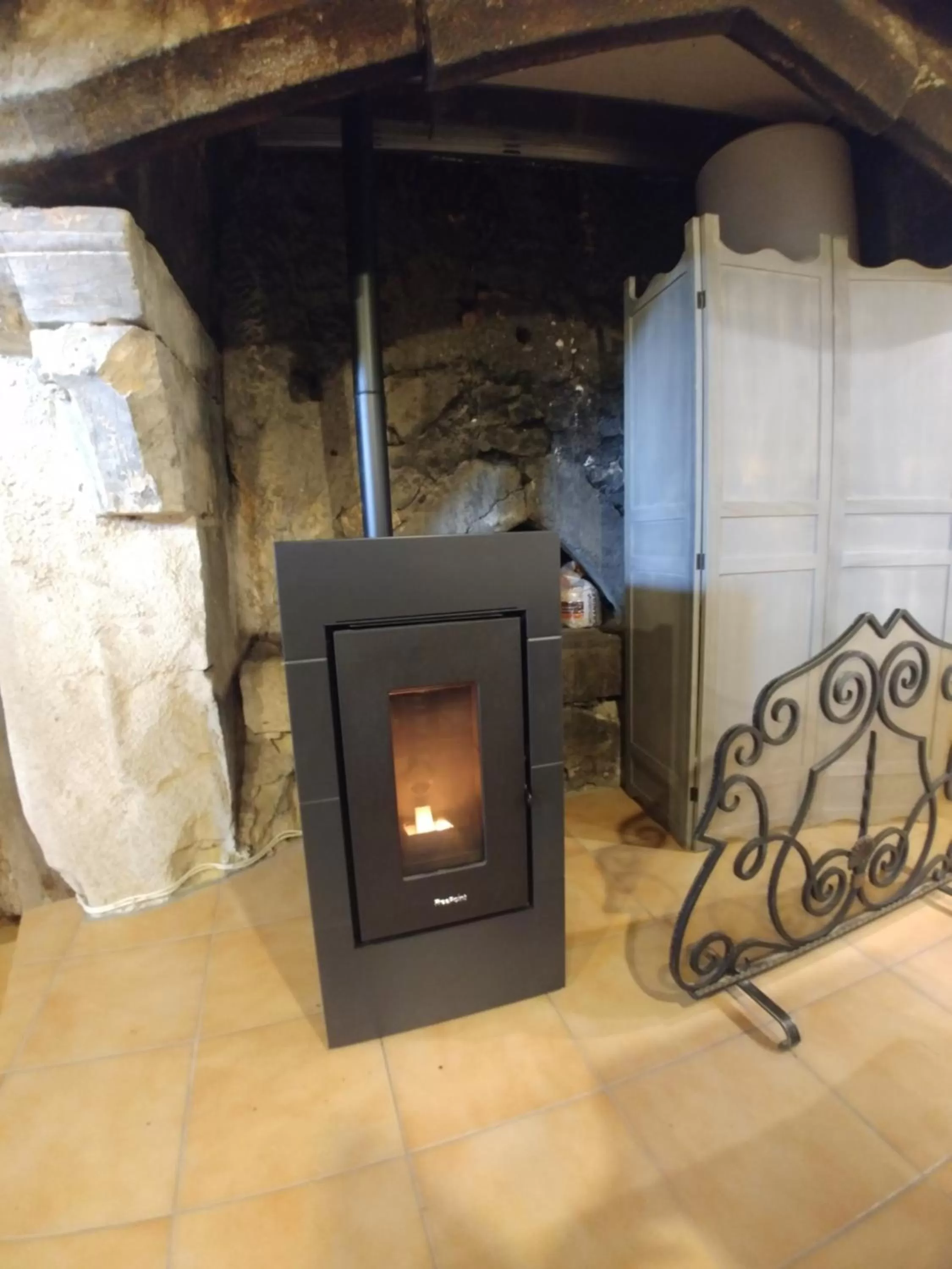 Living room in Manoir Le Cristal - Futuroscope a petit prix , grandes chambres familiales 5-6 personnes ,