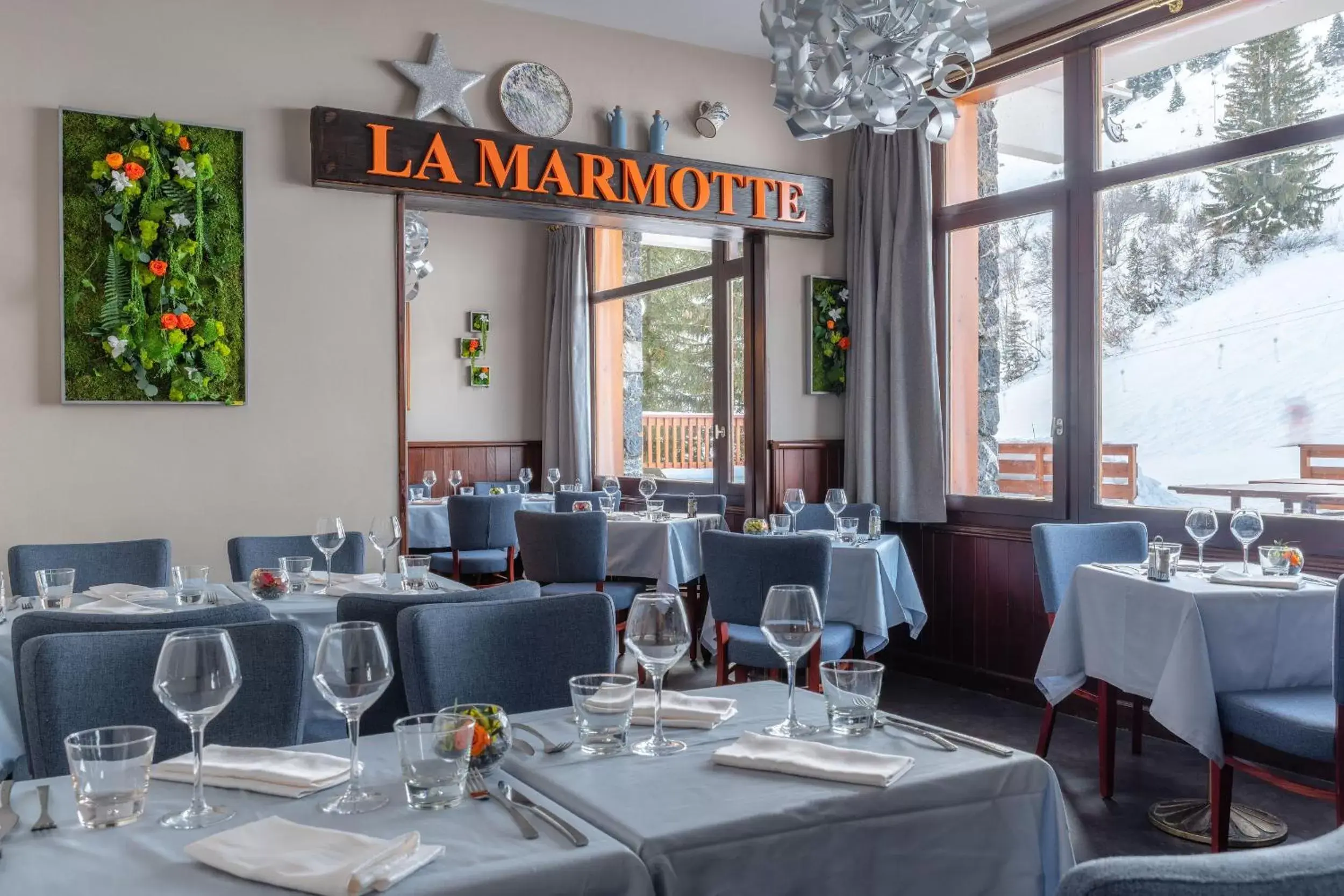 Restaurant/Places to Eat in Hotel Les Arolles