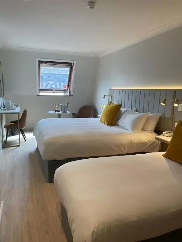 Bedroom, Bed in Sligo City Hotel