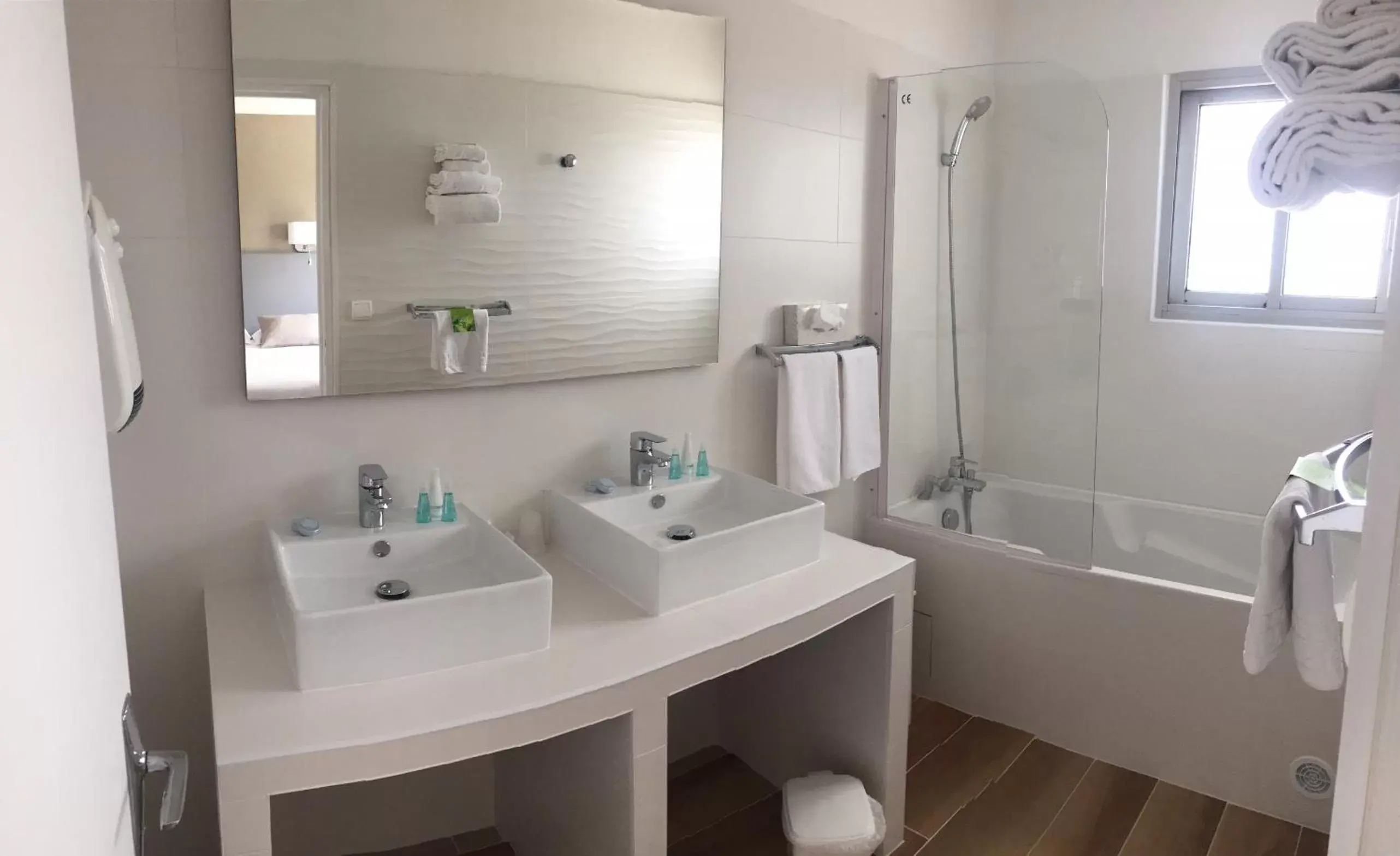 Bathroom in Le Galion Hotel et Restaurant Canet Plage - Logis