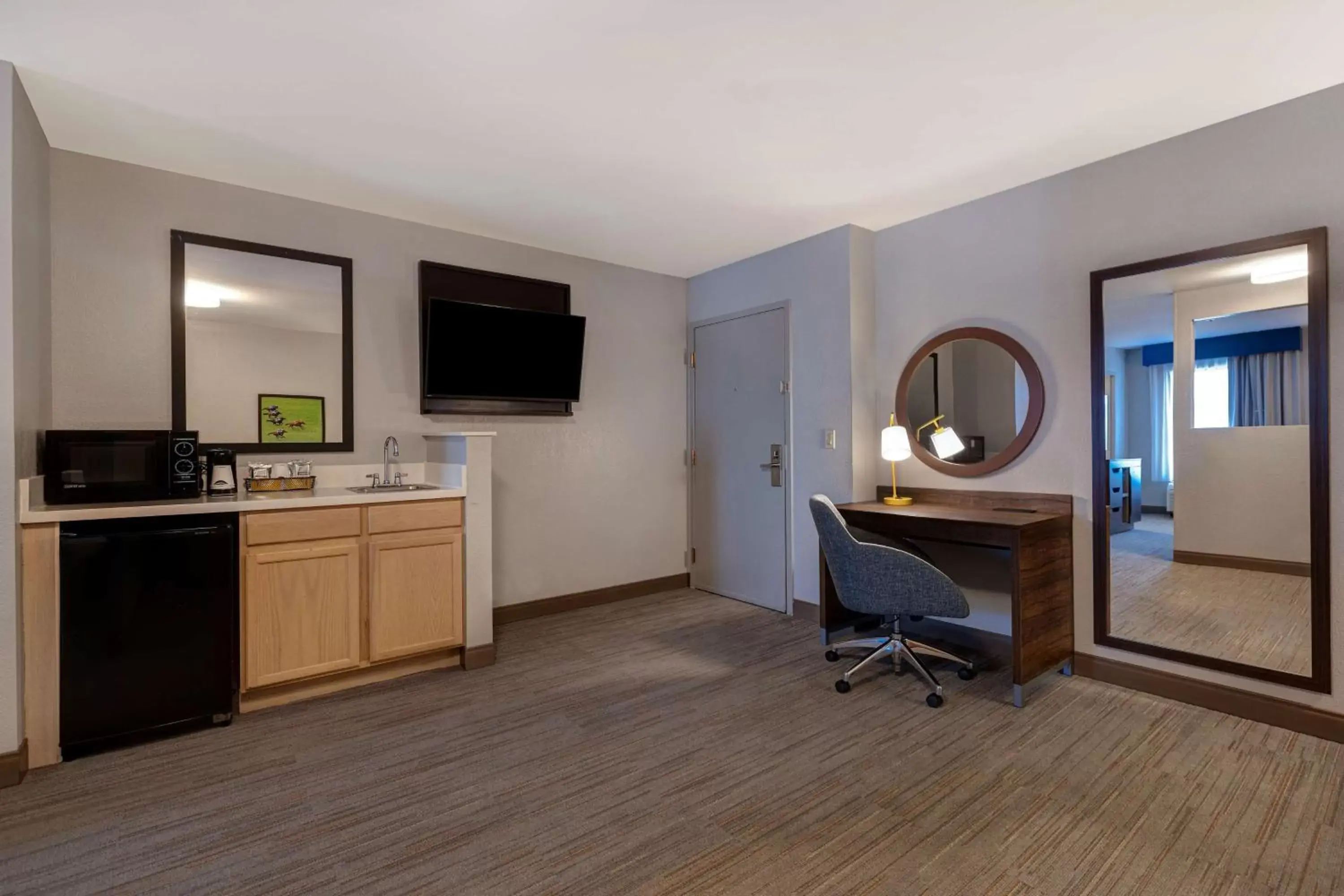 Bedroom, Kitchen/Kitchenette in Hampton Inn & Suites by Hilton in Hot Springs, Arkansas