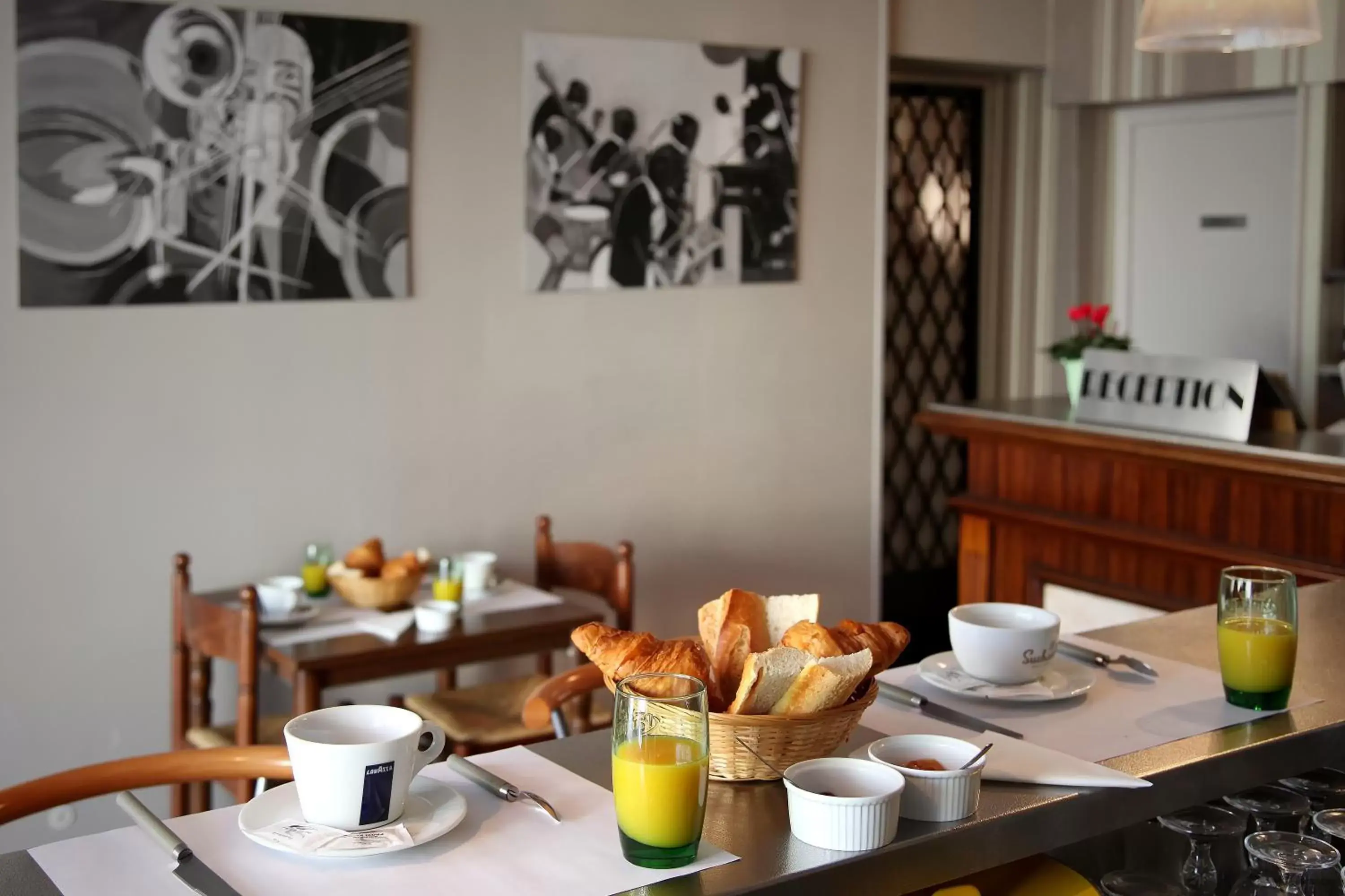 Lounge or bar, Breakfast in Hotel Le Rochegude