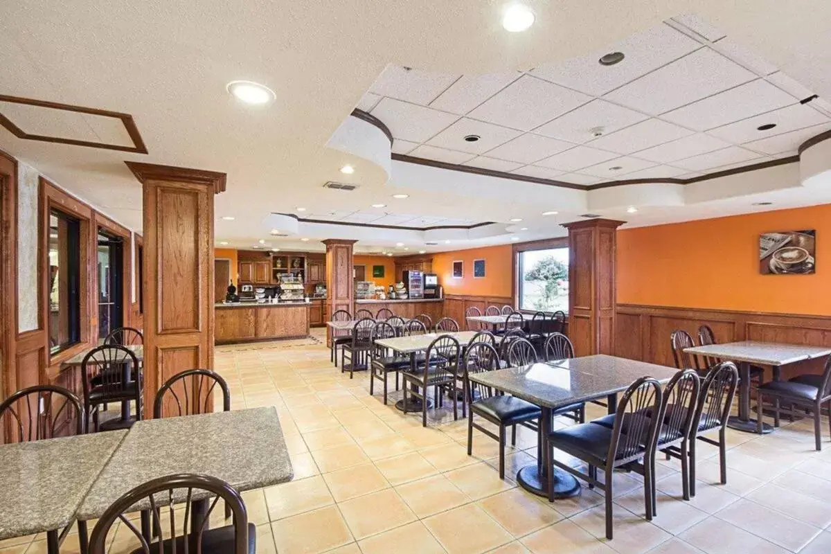 Seating area, Restaurant/Places to Eat in Shary Inn and Suites