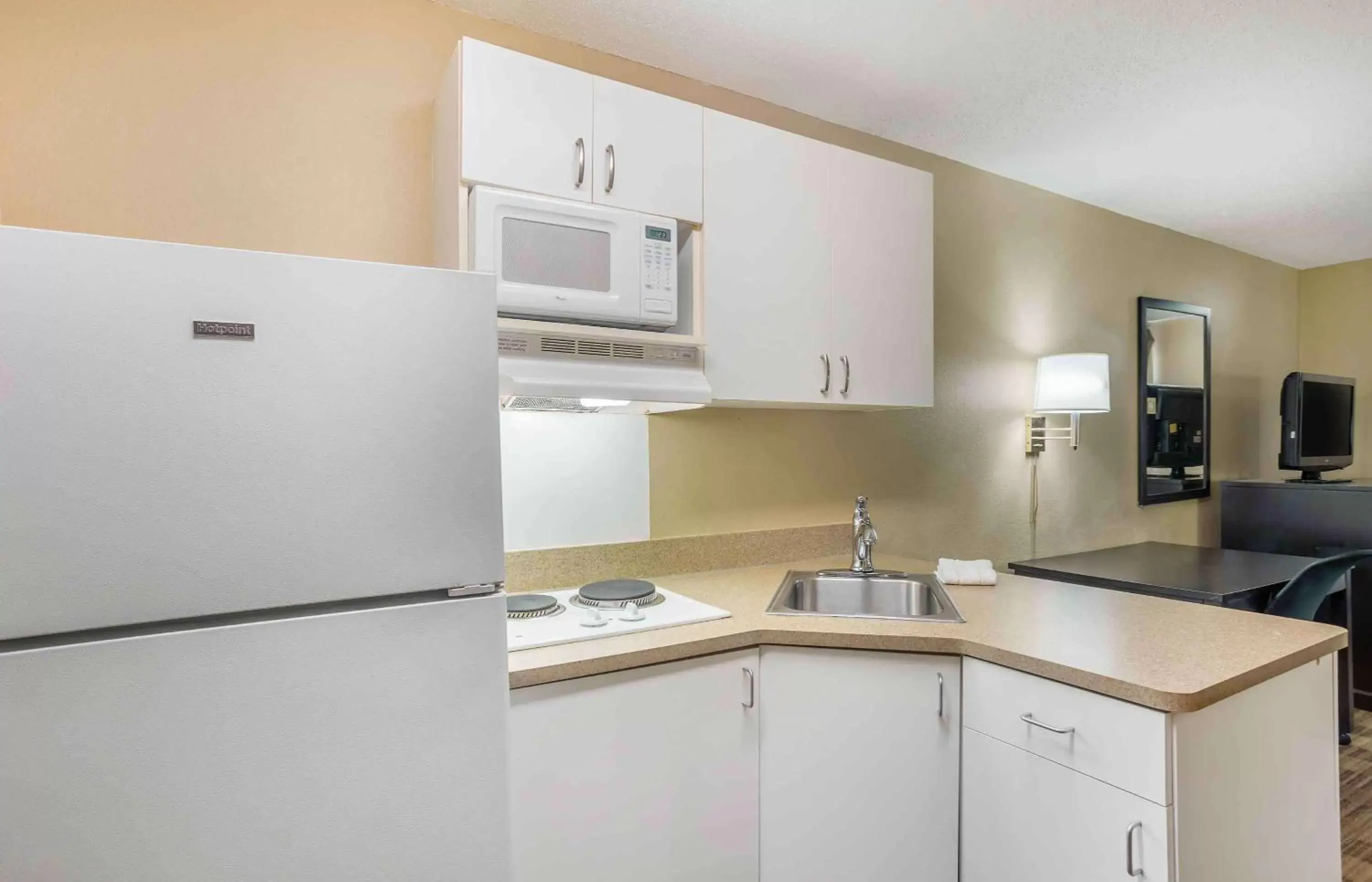 Bedroom, Kitchen/Kitchenette in Extended Stay America Suites - Philadelphia - Horsham - Welsh Rd