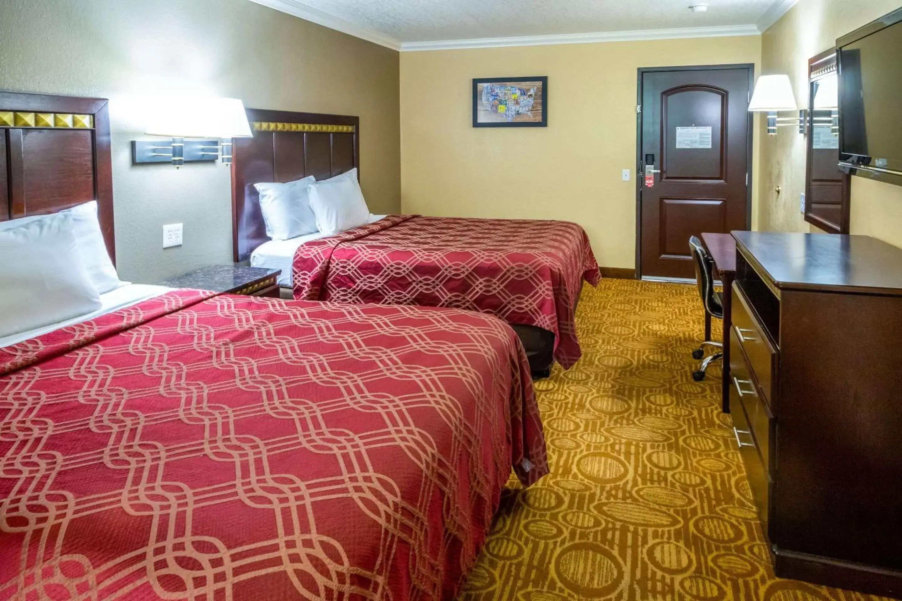 Photo of the whole room, Bed in Econo Lodge Inn & Suites Fallbrook Downtown