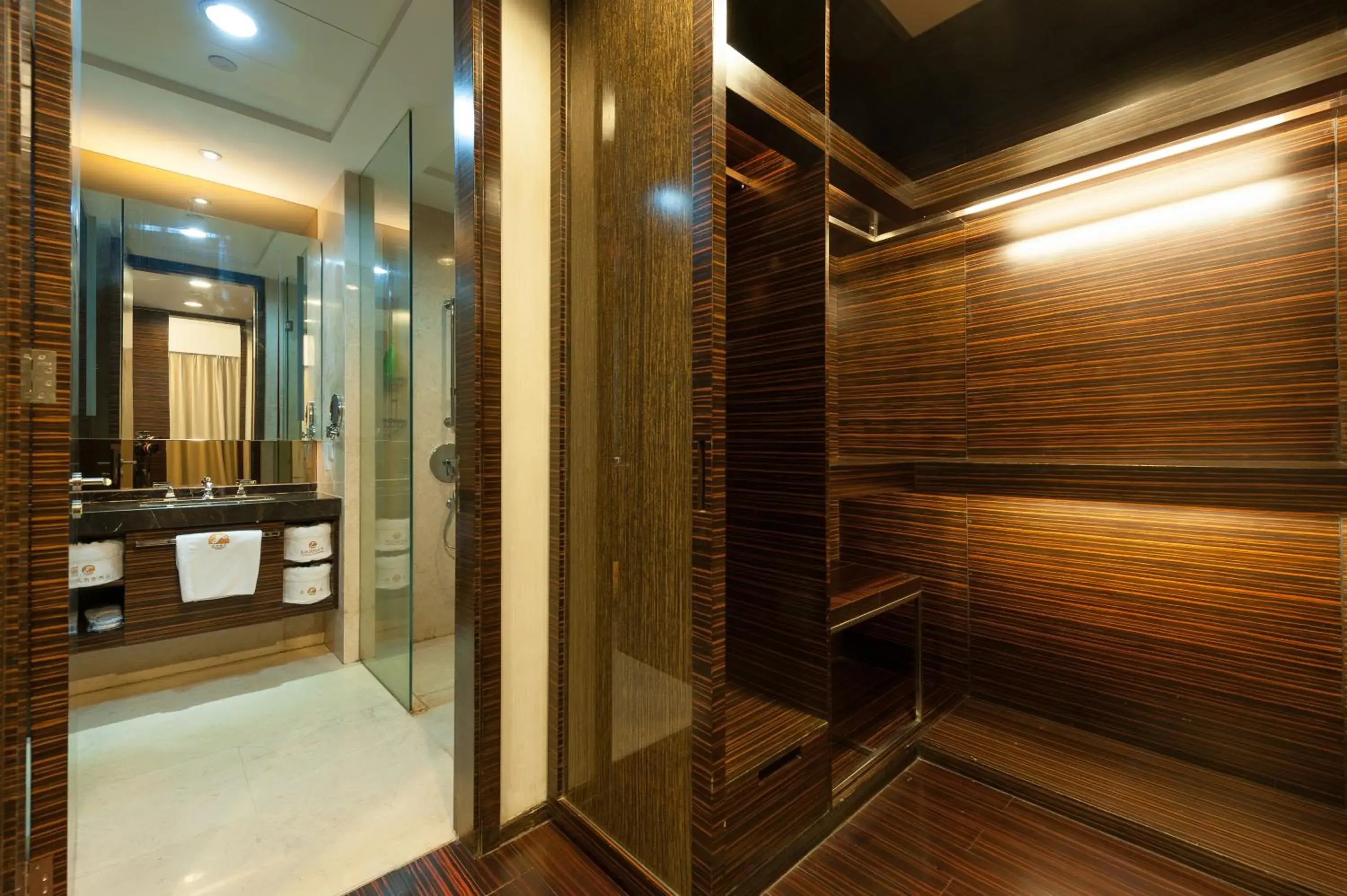 Shower in Yicheng Pazhou Poly World Trade Centre Apartment