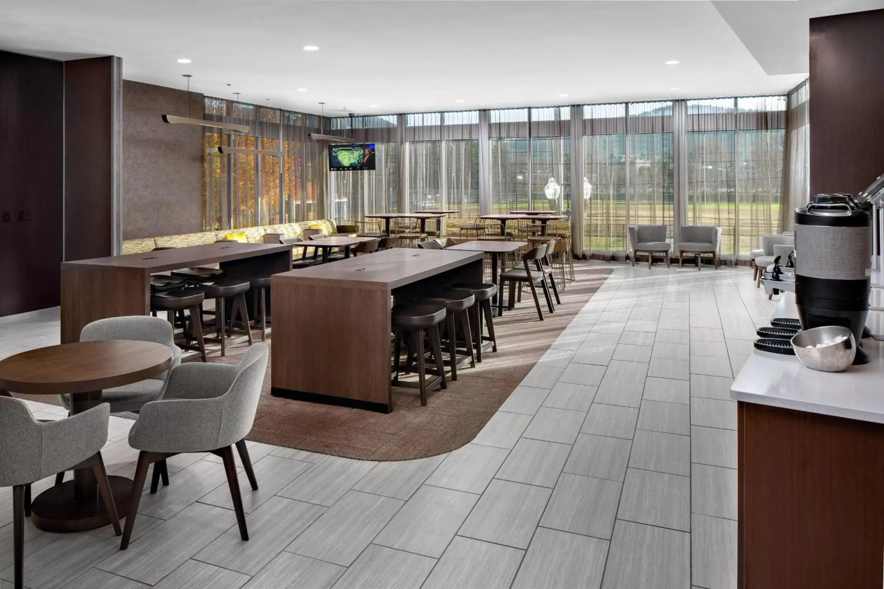 Restaurant/places to eat in SpringHill Suites by Marriott Roanoke