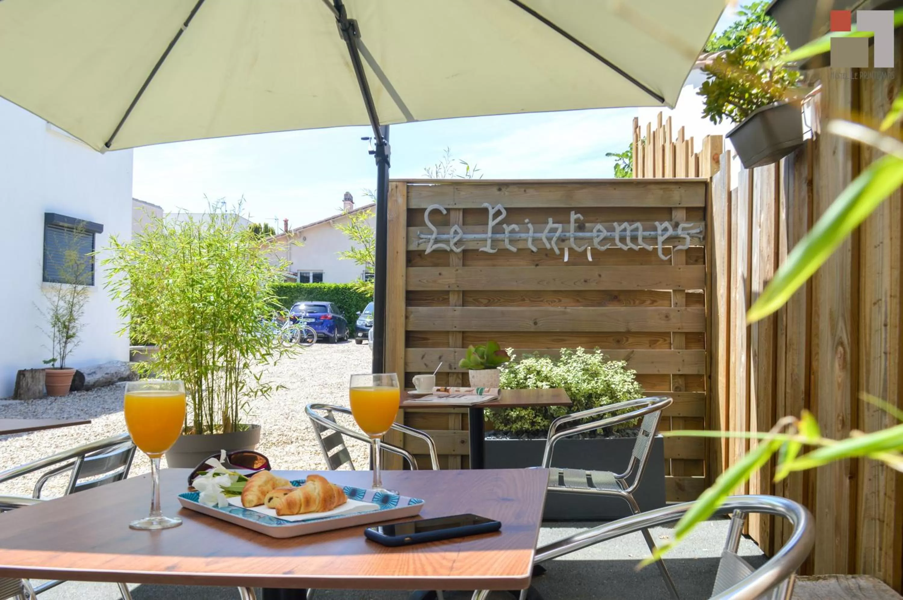 Patio in Hôtel Le Printemps