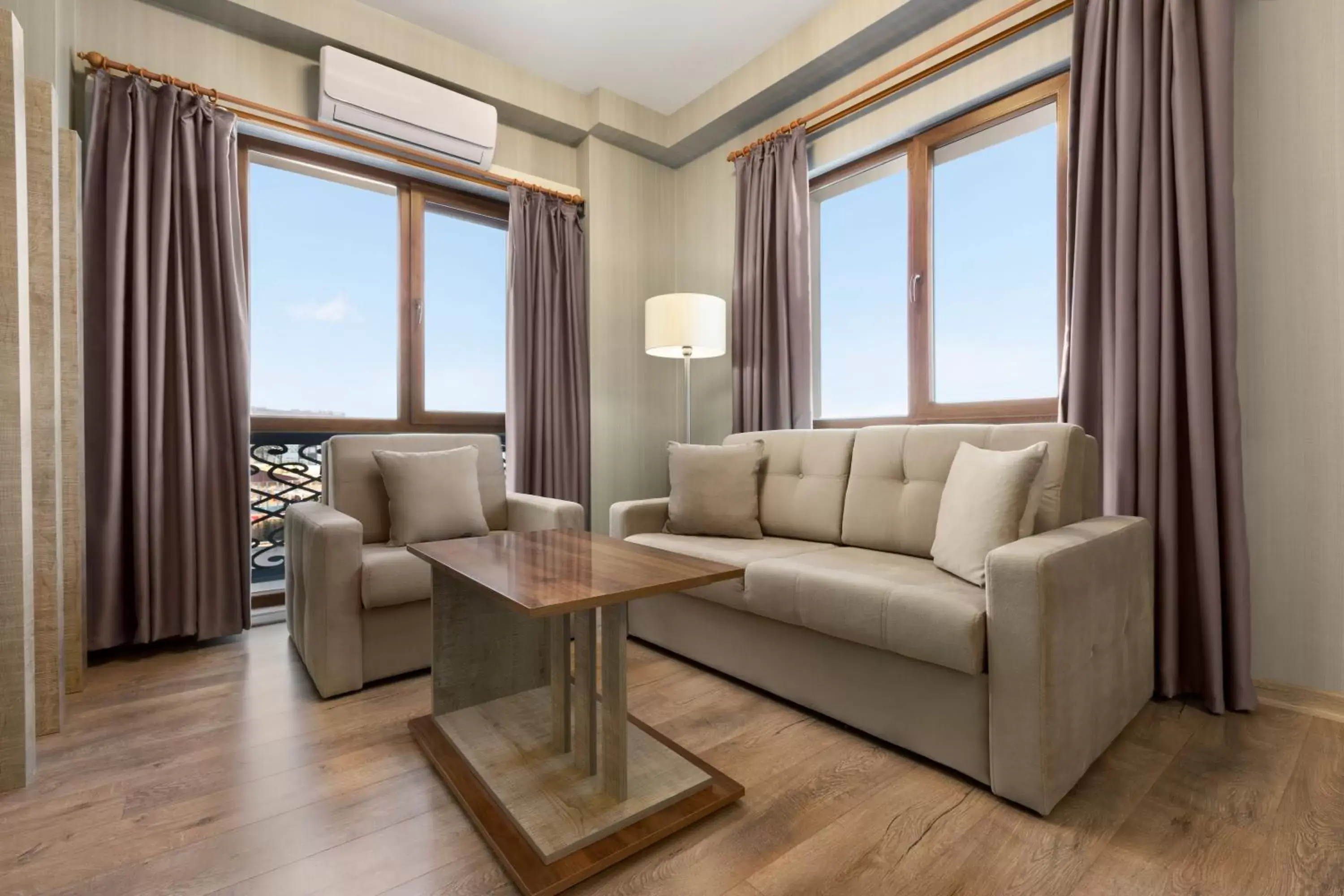 Living room in Ramada by Wyndham Van Living room in Ramada by Wyndham Van