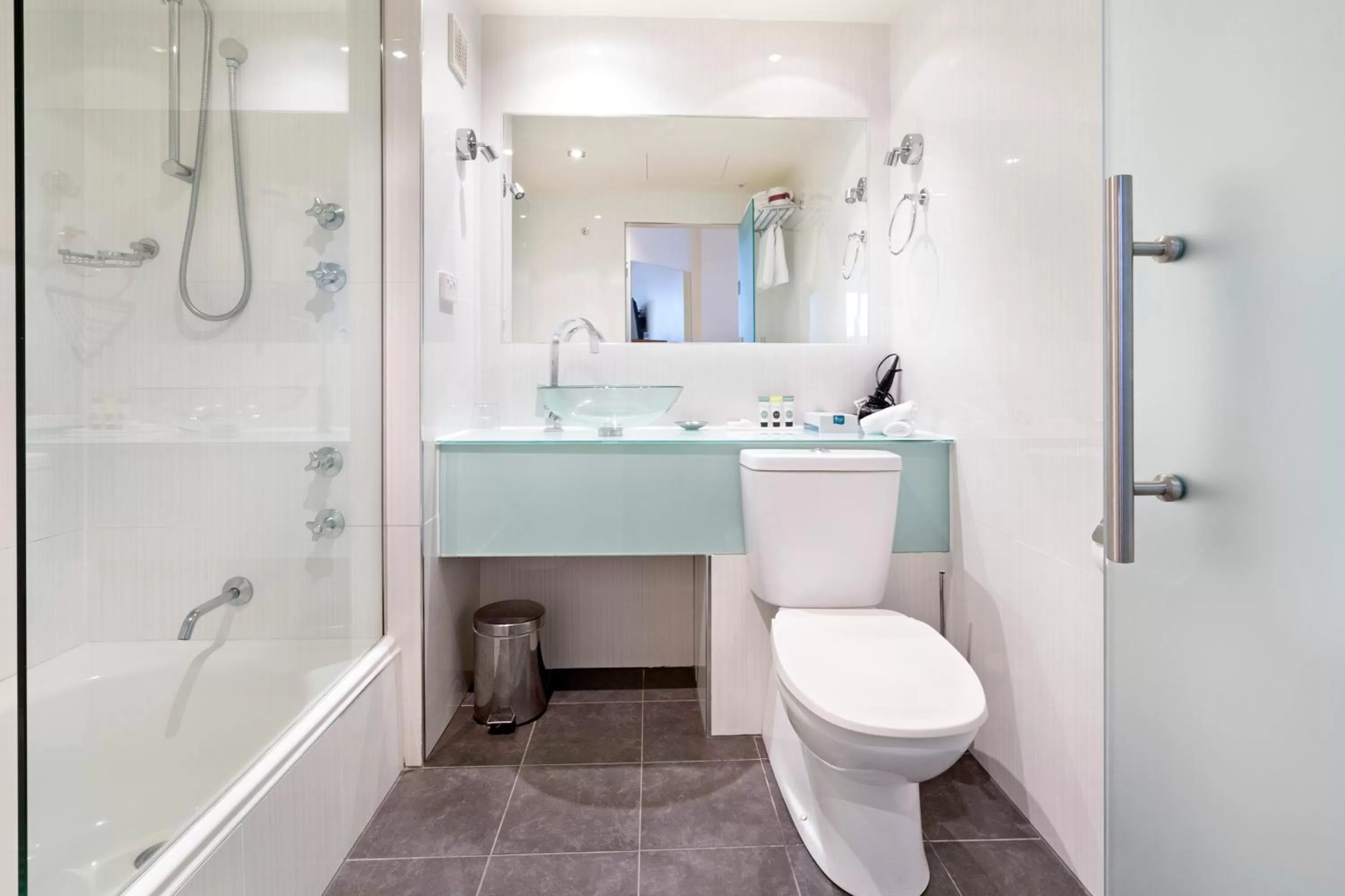 Bathroom in Nightelier Devonport Gateway Hotel