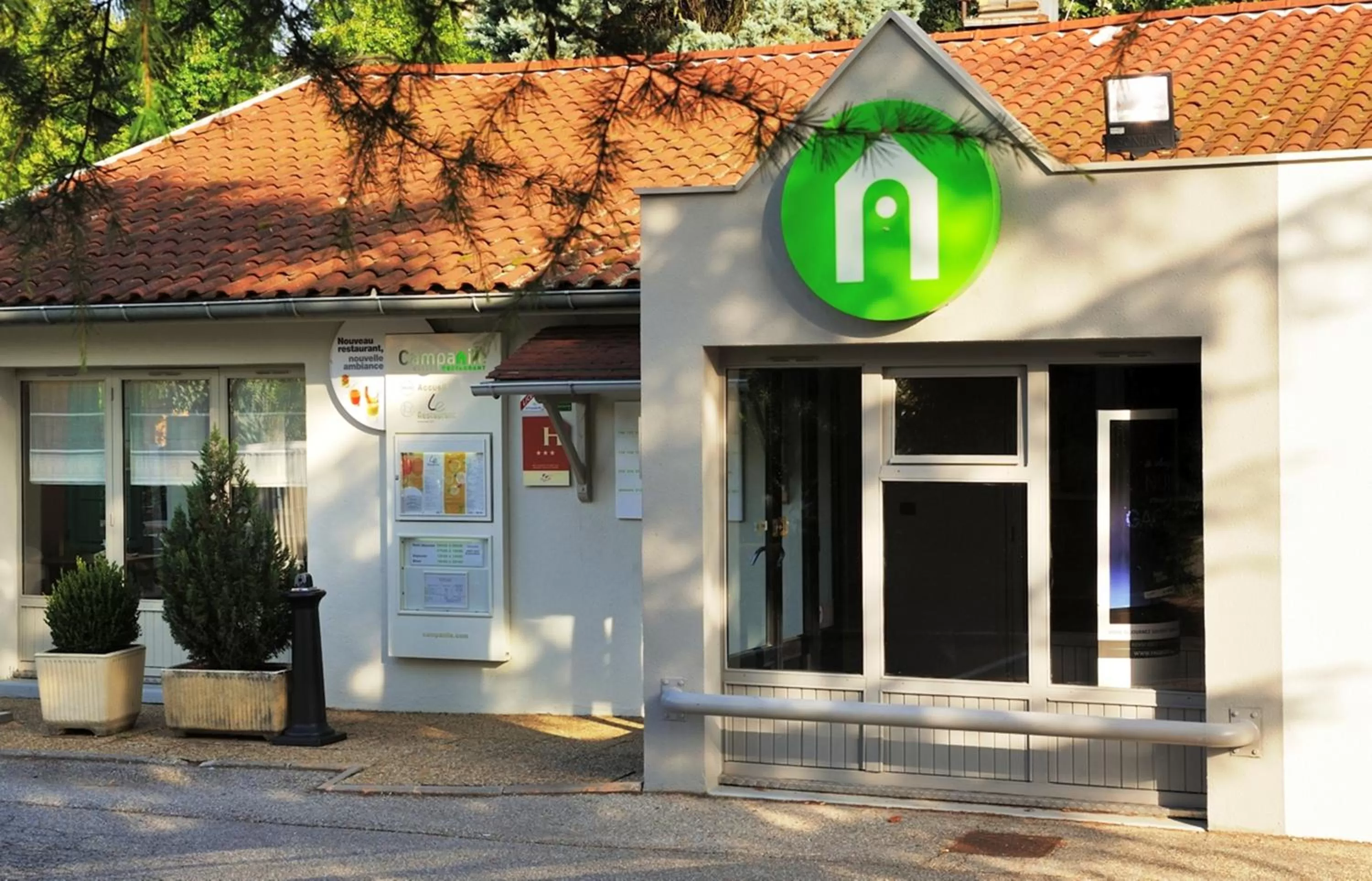 Facade/entrance in Campanile Lyon Dardilly Porte De Lyon