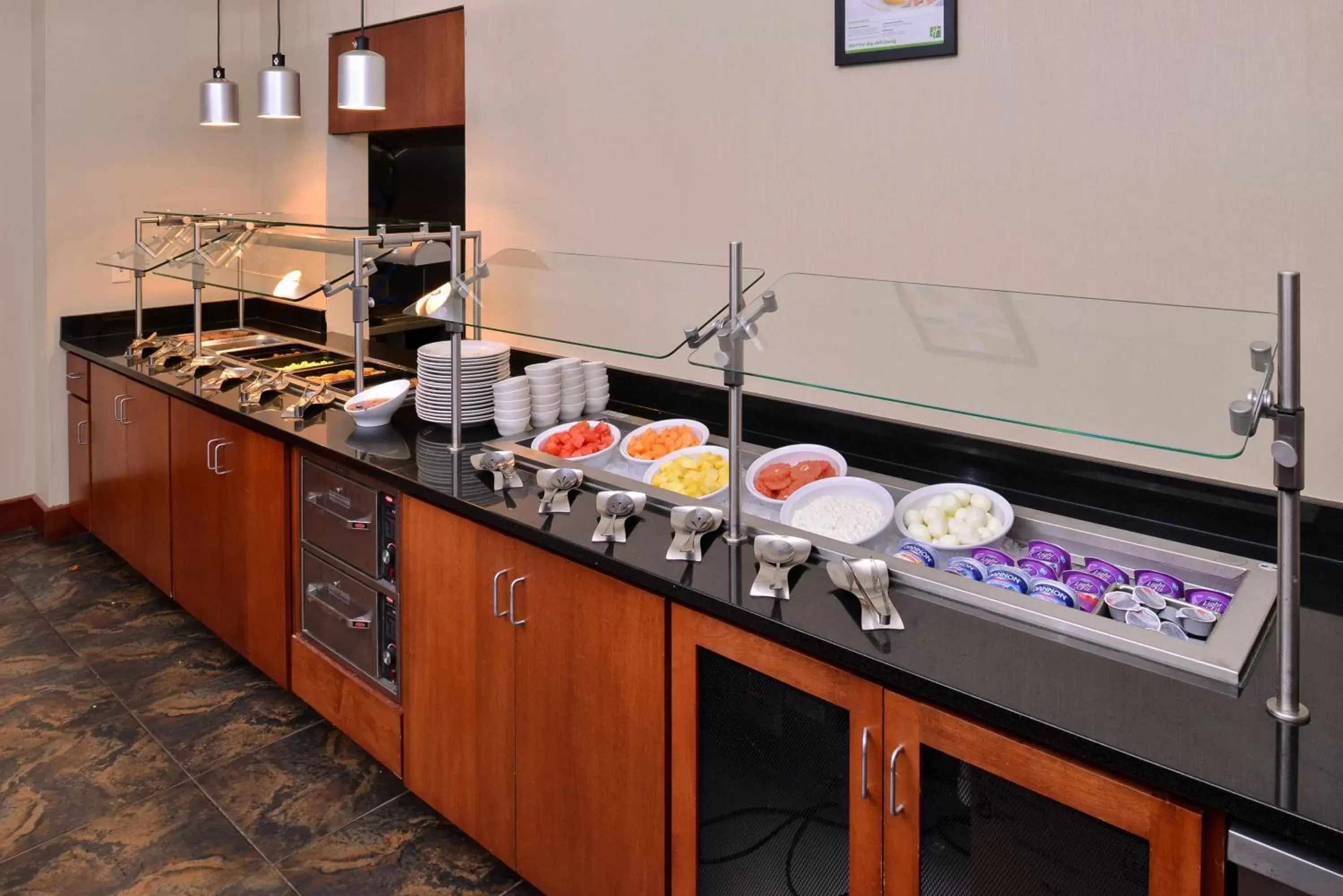 Breakfast, Kitchen/Kitchenette in Holiday Inn Madison at The American Center, an IHG Hotel