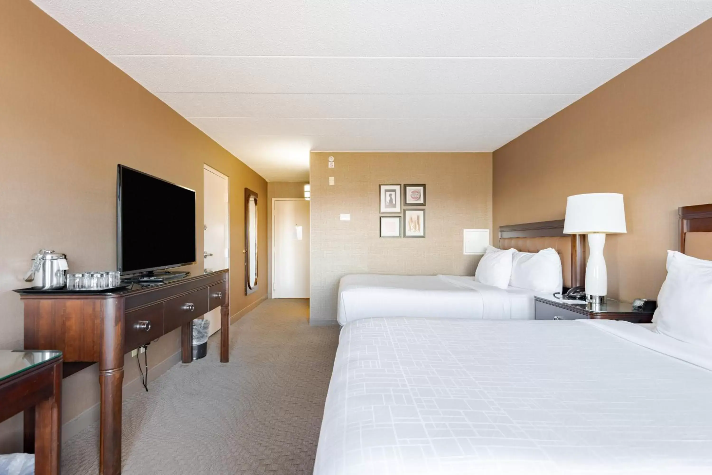 Bedroom, Bed in Wyndham Omaha Hotel - West Dodge