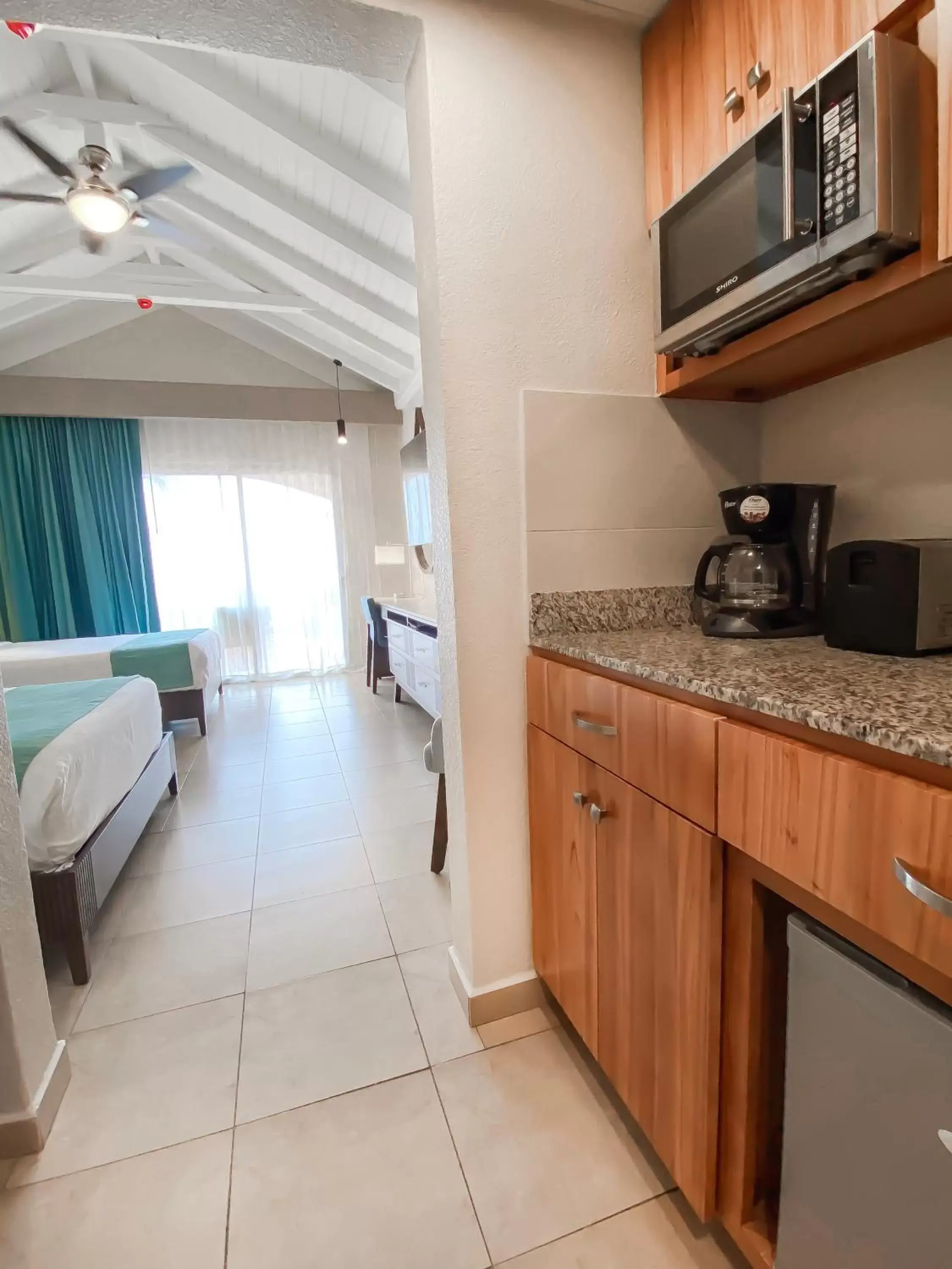 Bed, Kitchen/Kitchenette in The Royal Sea Aquarium Resort