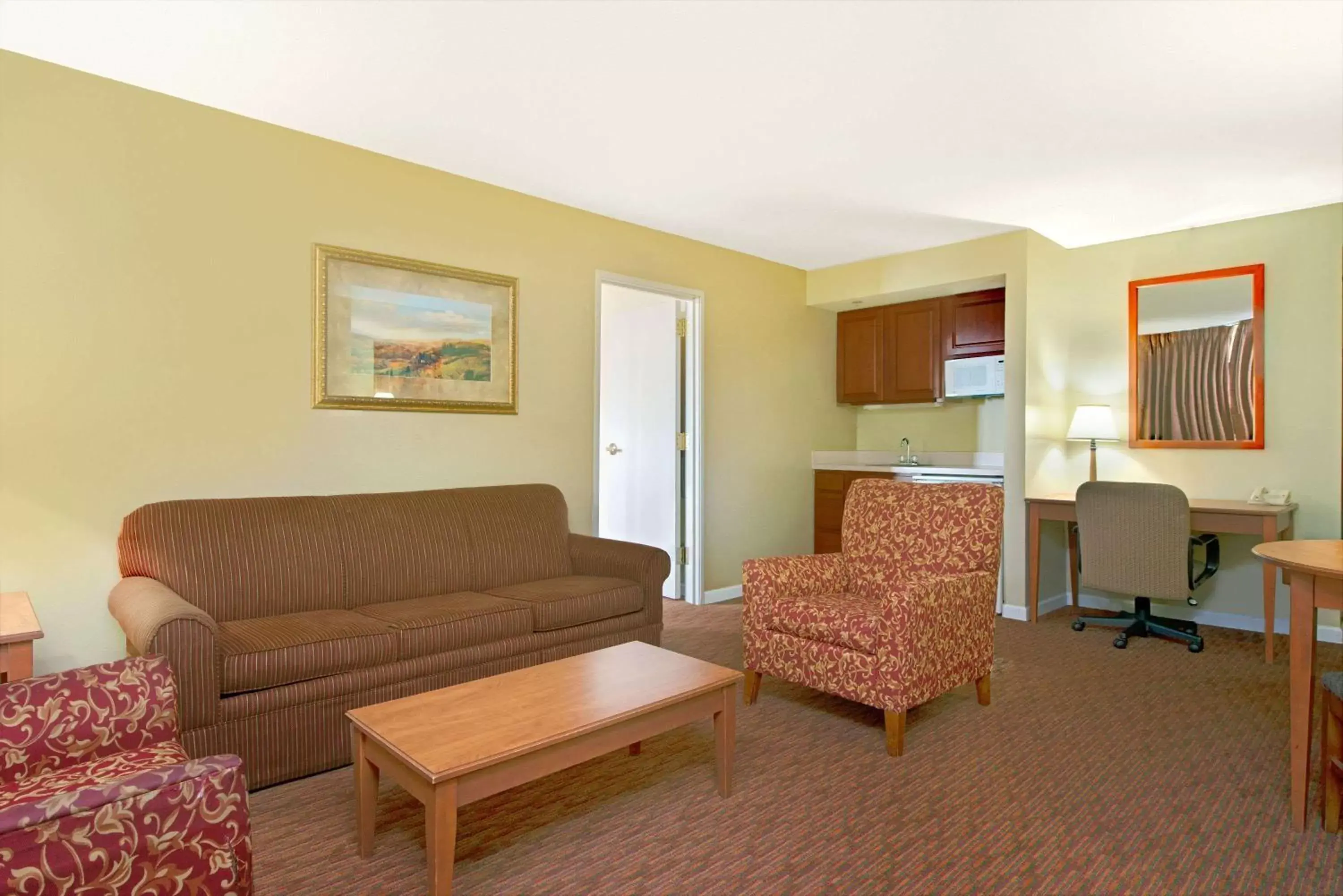 Photo of the whole room, Seating Area in Days Inn by Wyndham St. Louis/Westport MO
