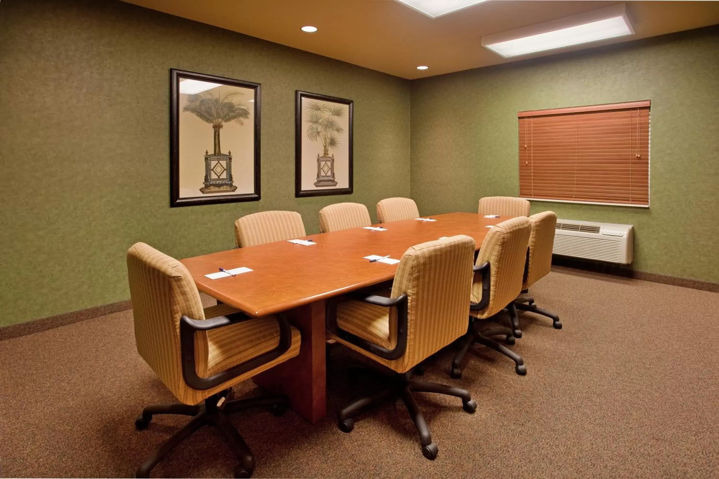 Meeting/conference room in Candlewood Suites St. Robert, an IHG Hotel