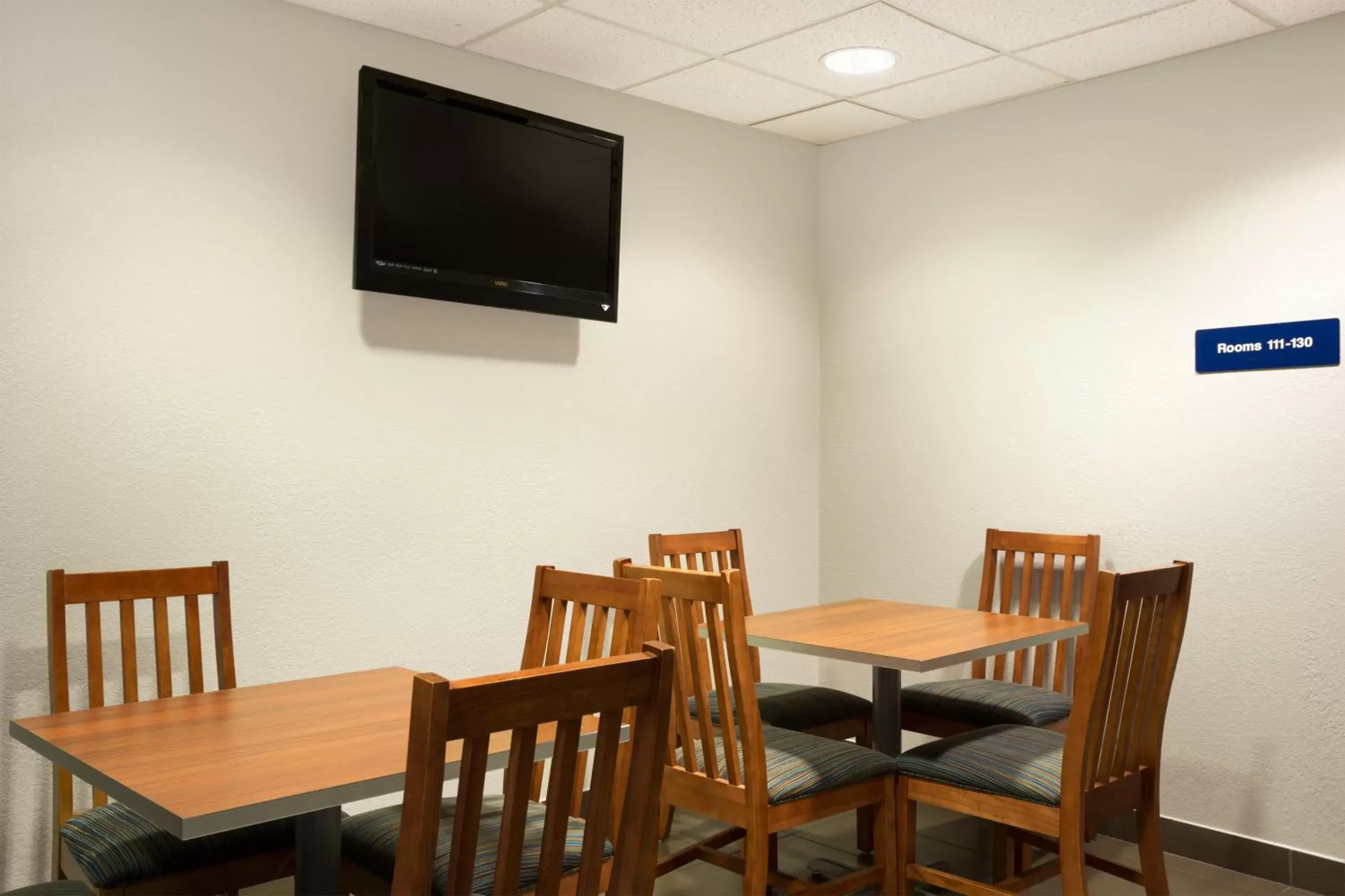 Restaurant/places to eat, Dining Area in Microtel Inn By Wyndham Louisville East