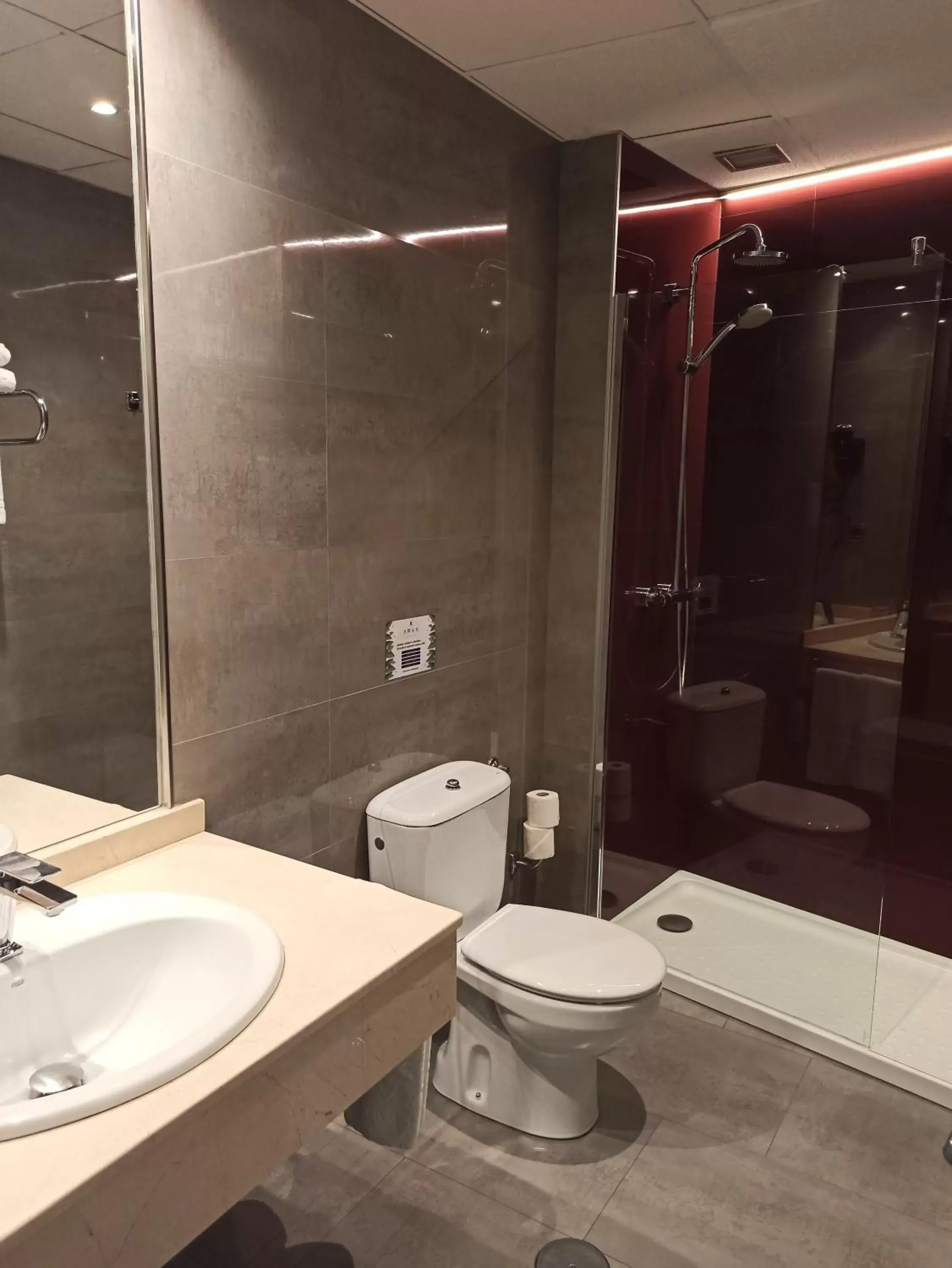 Shower, Bathroom in ARVA Spa París