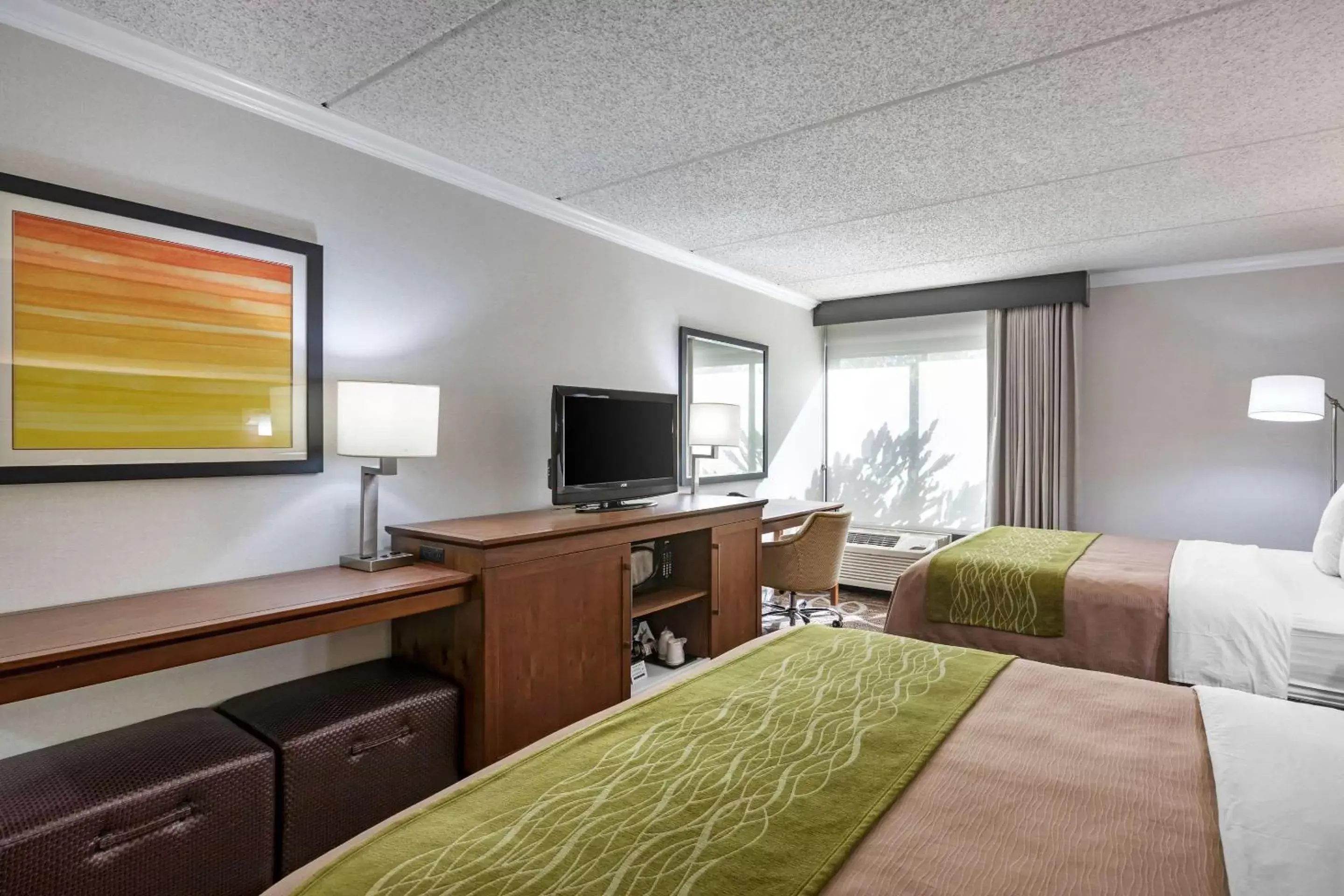Photo of the whole room, TV/Entertainment Center in Comfort Inn Anaheim Resort