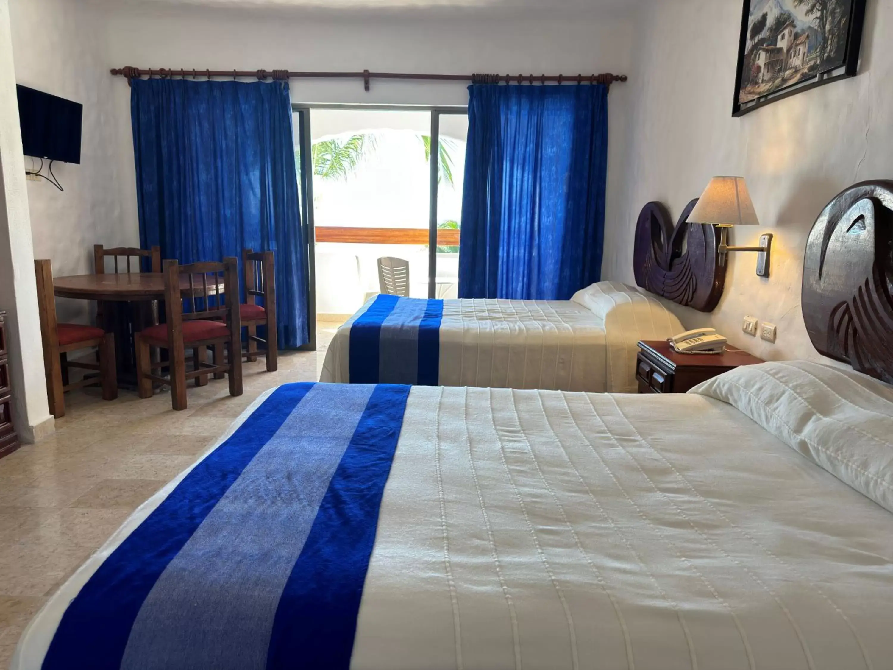 Property building, Bed in Hotel Quijote Inn