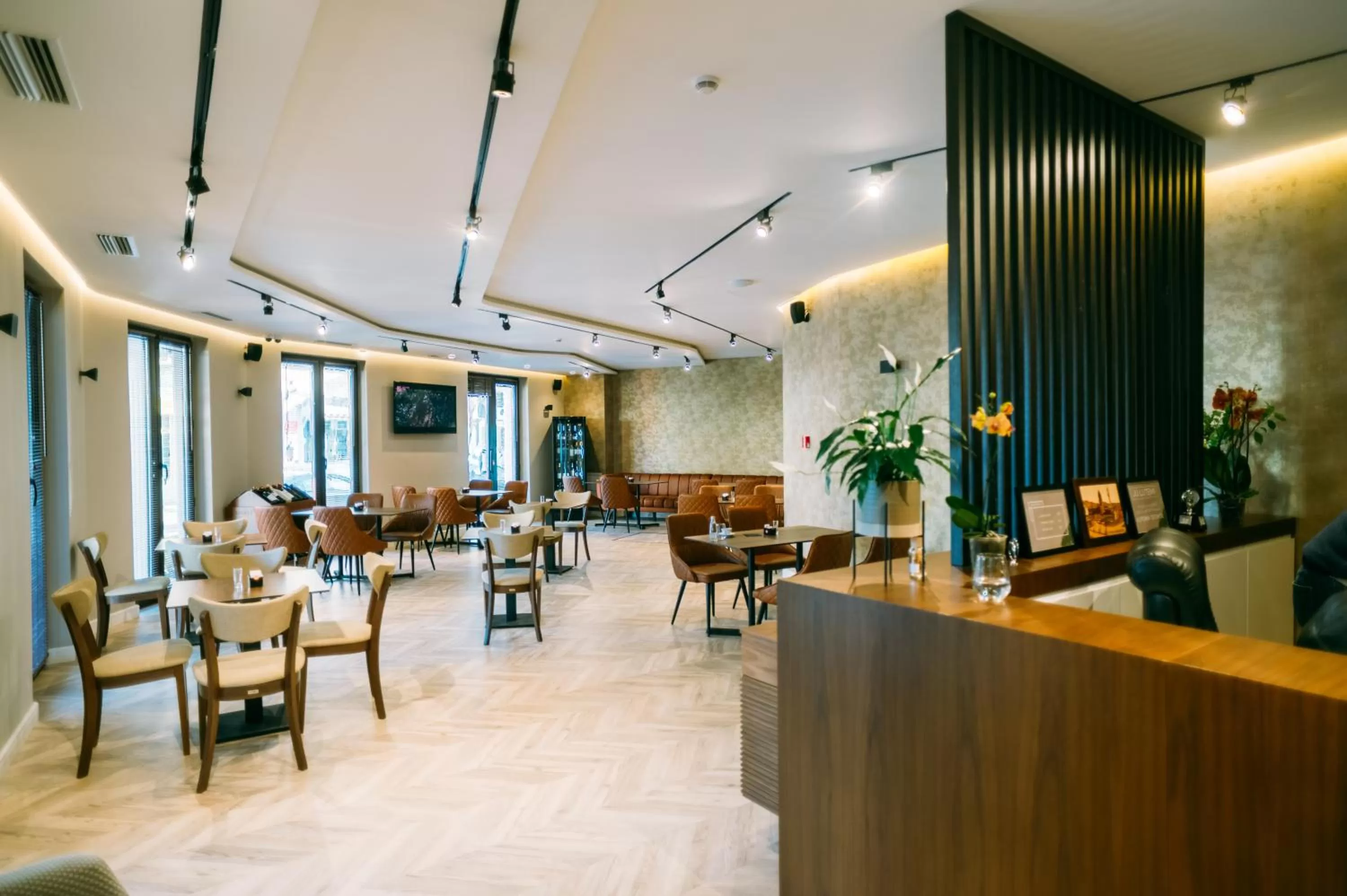 Restaurant/places to eat in Hotel Stela Center