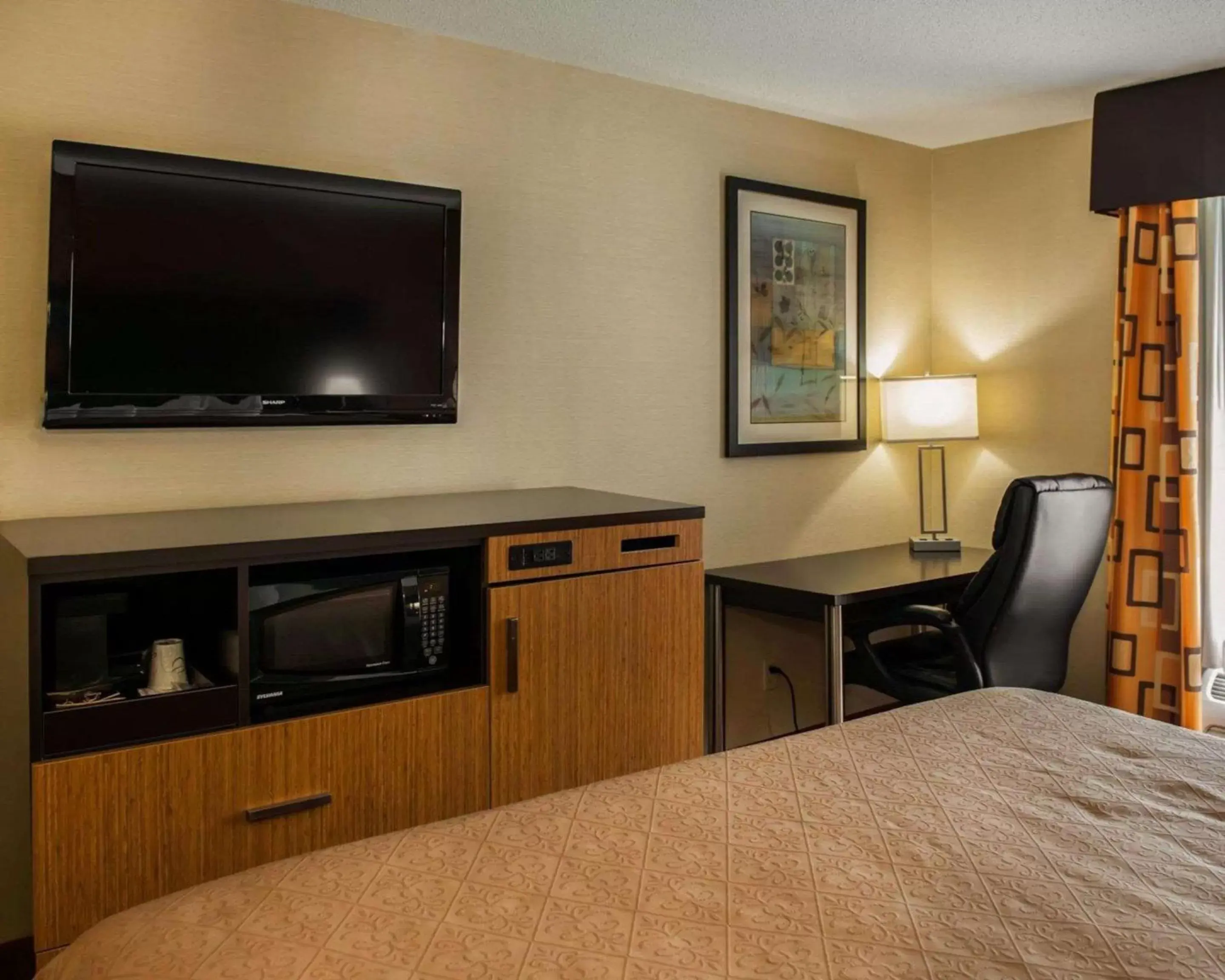 Photo of the whole room, TV/Entertainment Center in Quality Inn Franklin I-65