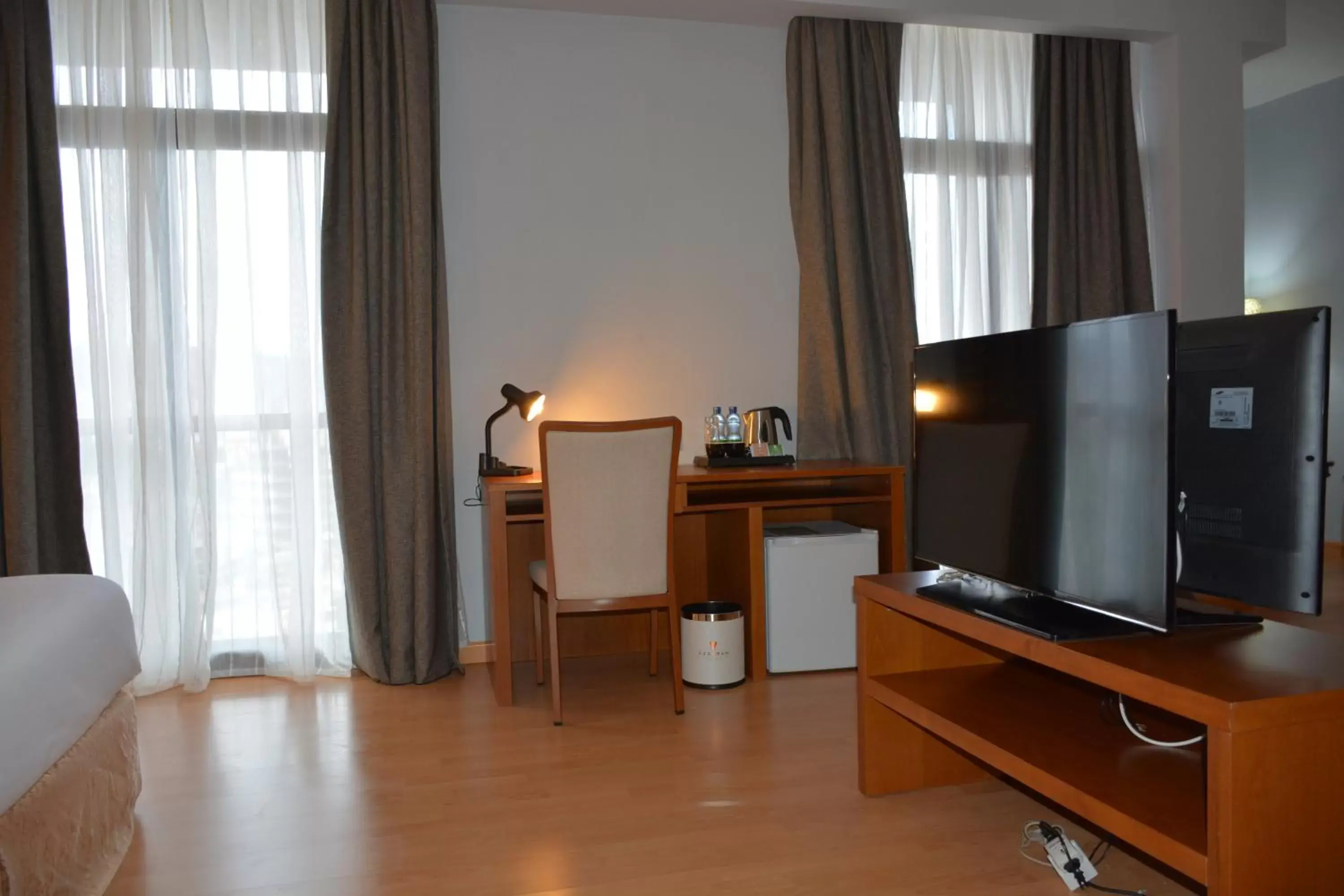 Photo of the whole room, TV/Entertainment Center in Azzeman Hotel
