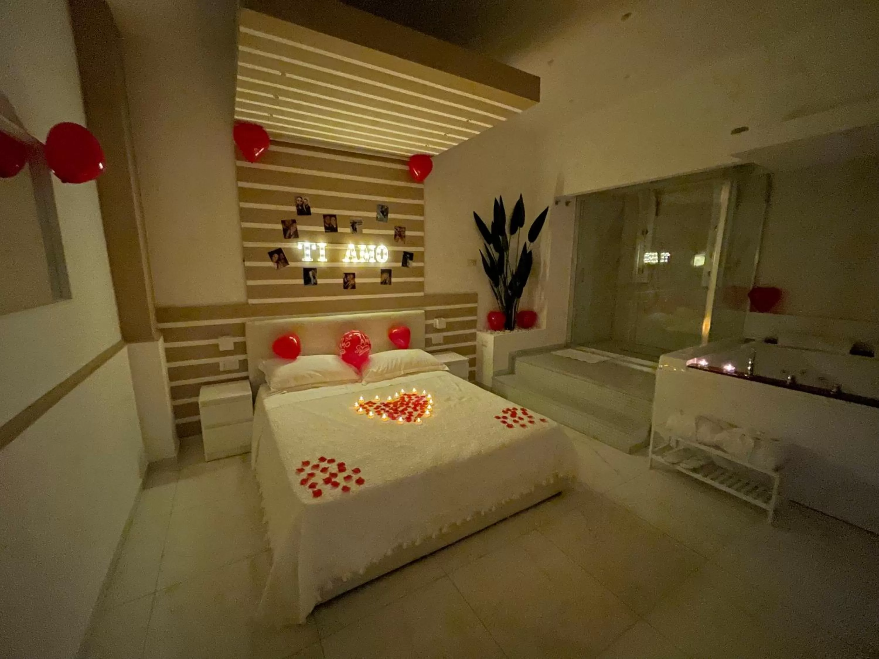 Hot Tub, Bed in Suite Ciclopi Acitrezza