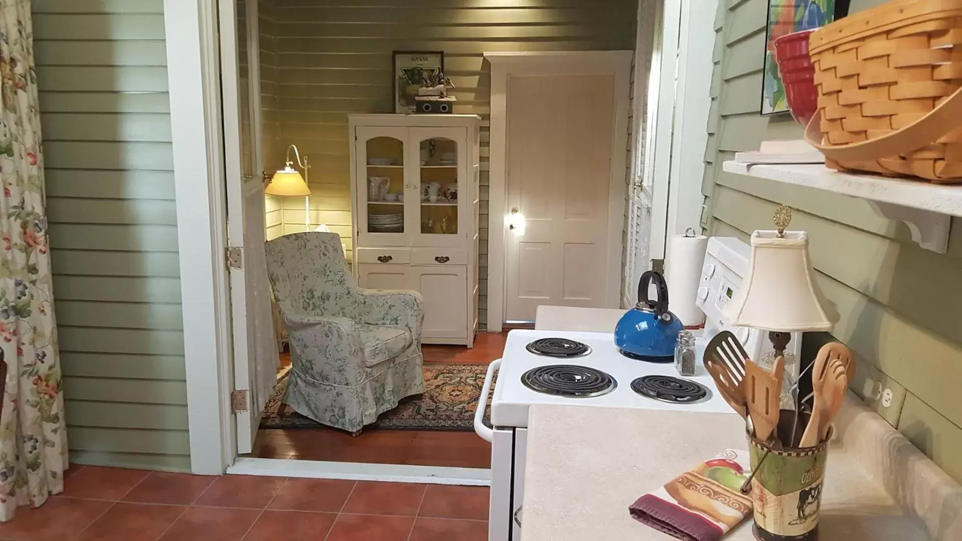 stove, Kitchen/Kitchenette in Rosemont B&B Cottages