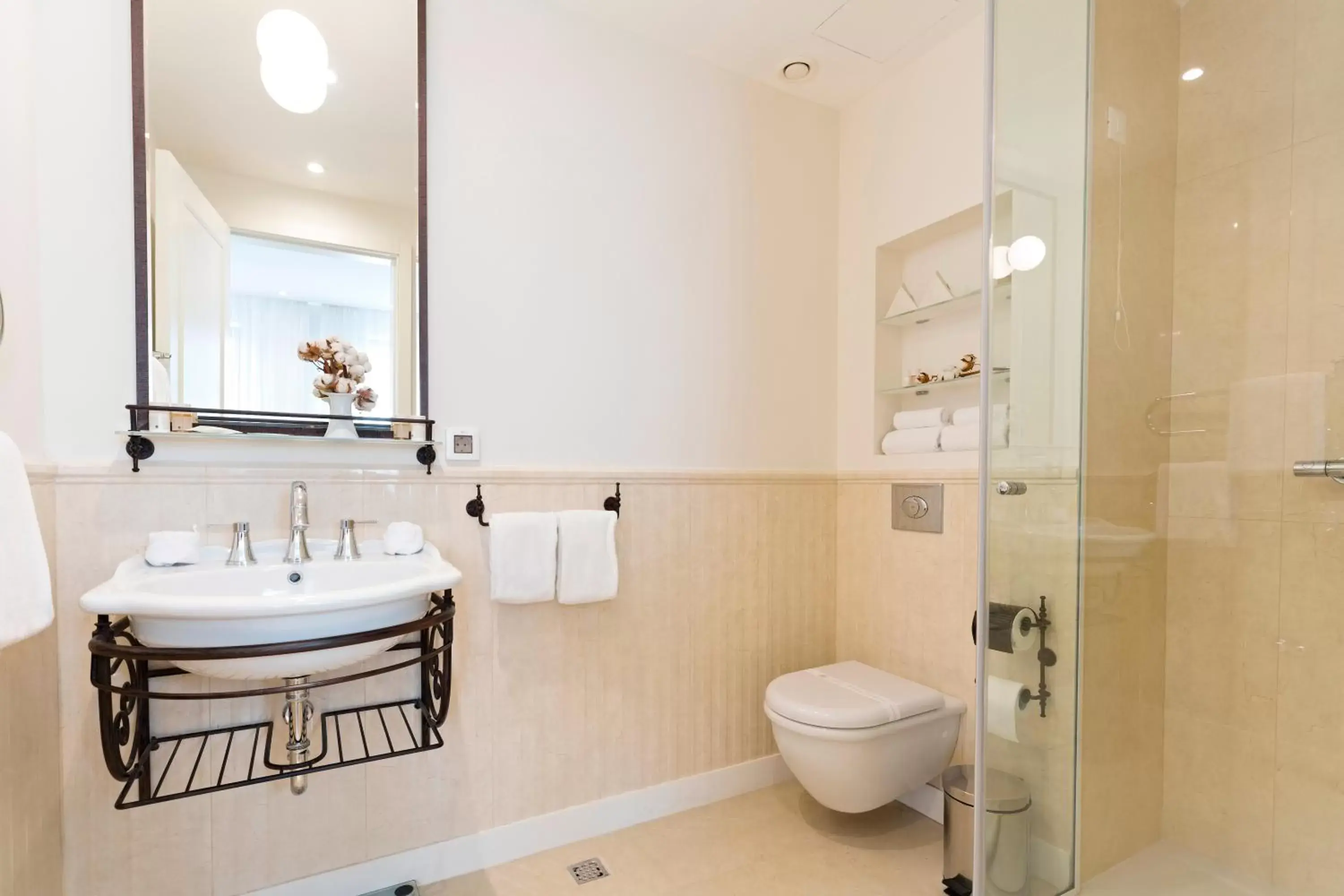 Shower, Bathroom in Envoy Hotel