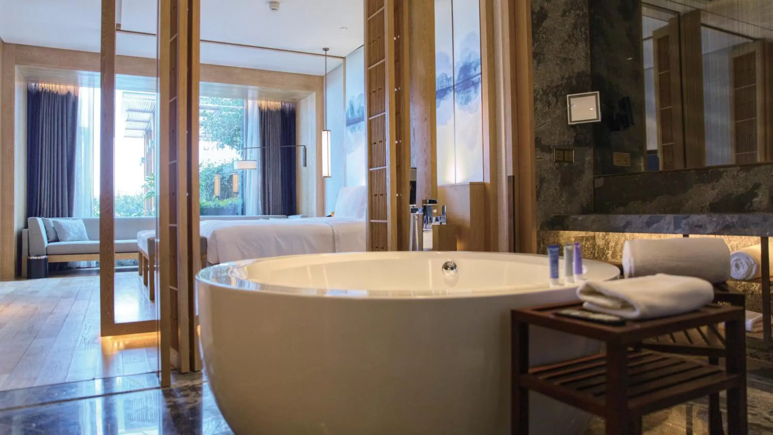 Photo of the whole room, Bathroom in Hotel Indigo Dali Erhai, an IHG Hotel