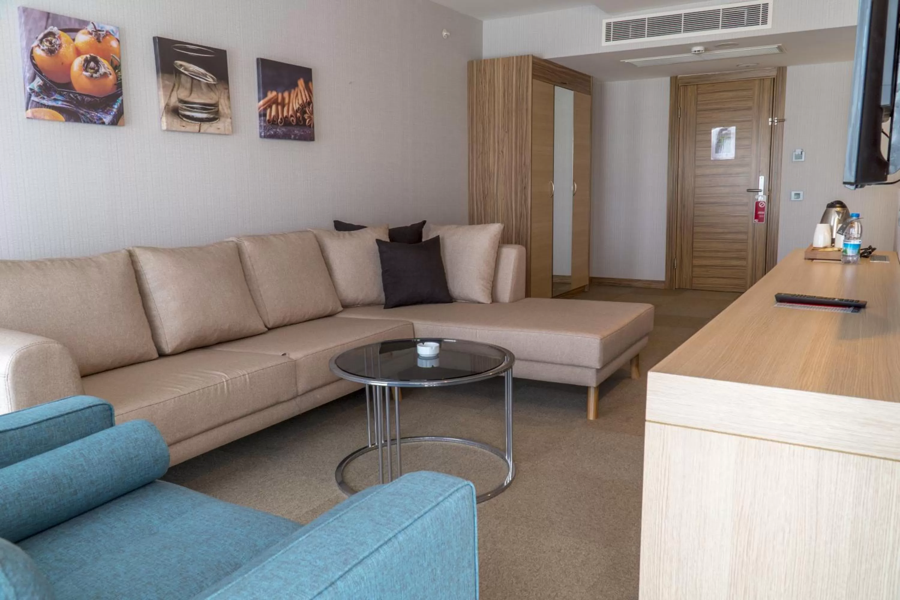 Living room in Greymark Hotel