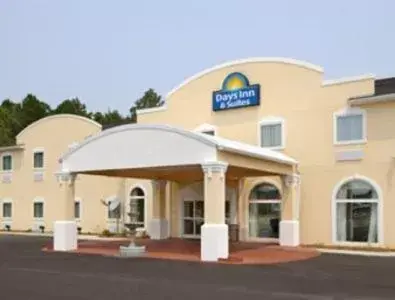 Property Building in Days Inn & Suites by Wyndham Swainsboro