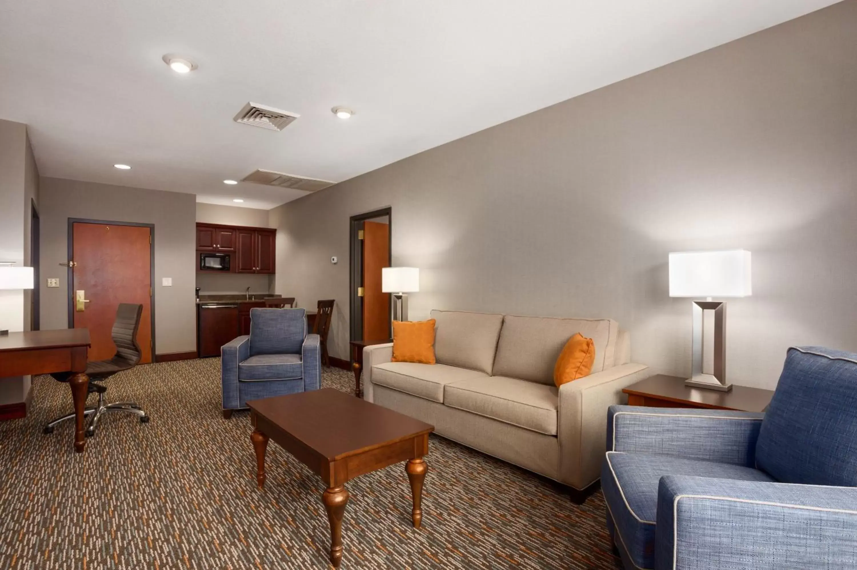 Living room, Seating Area in Wingate by Wyndham Sylvania-Toledo