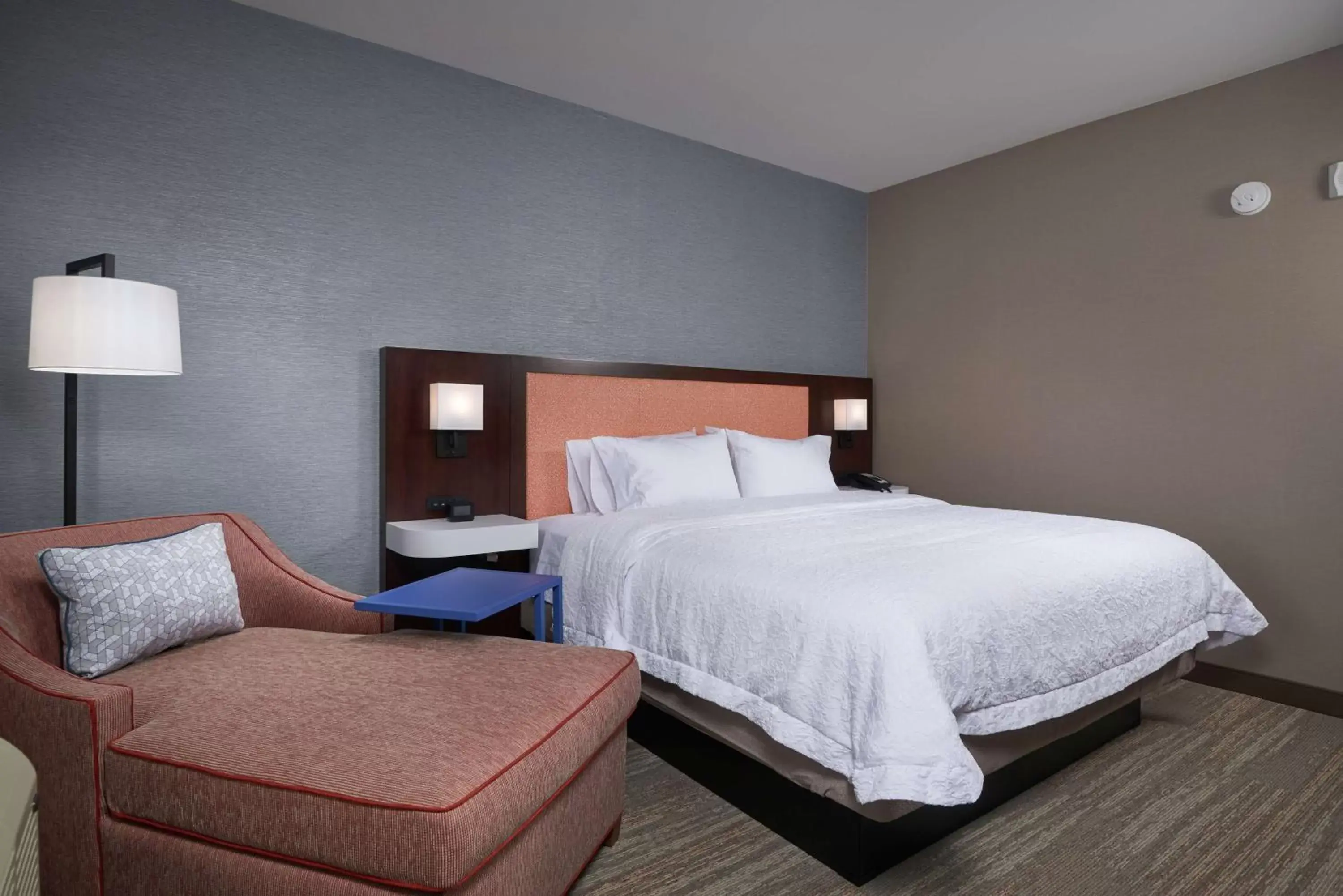 Bathroom, Bed in Hampton Inn Burley