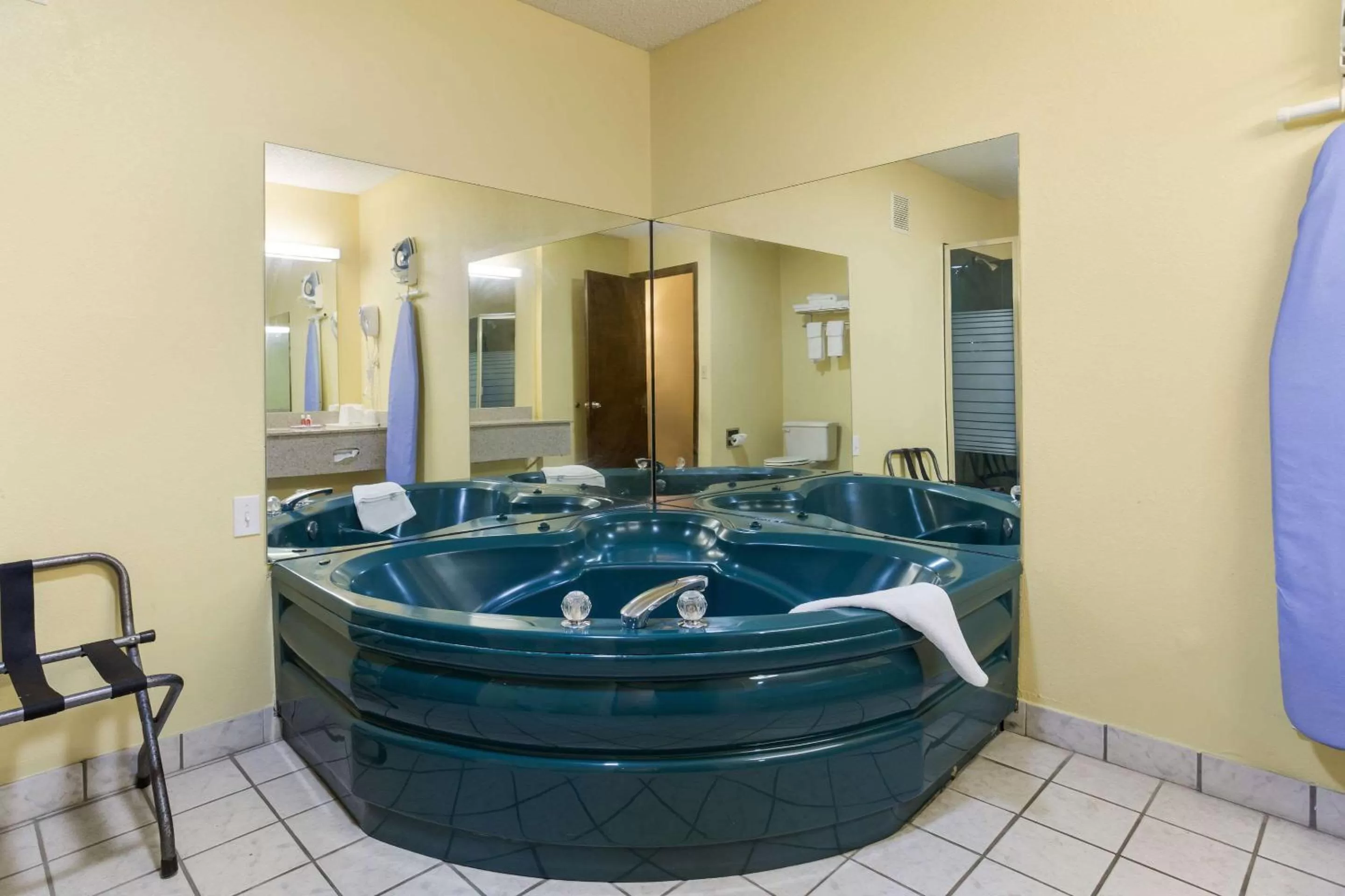 Photo of the whole room, Bathroom in Econo Lodge Saint Robert