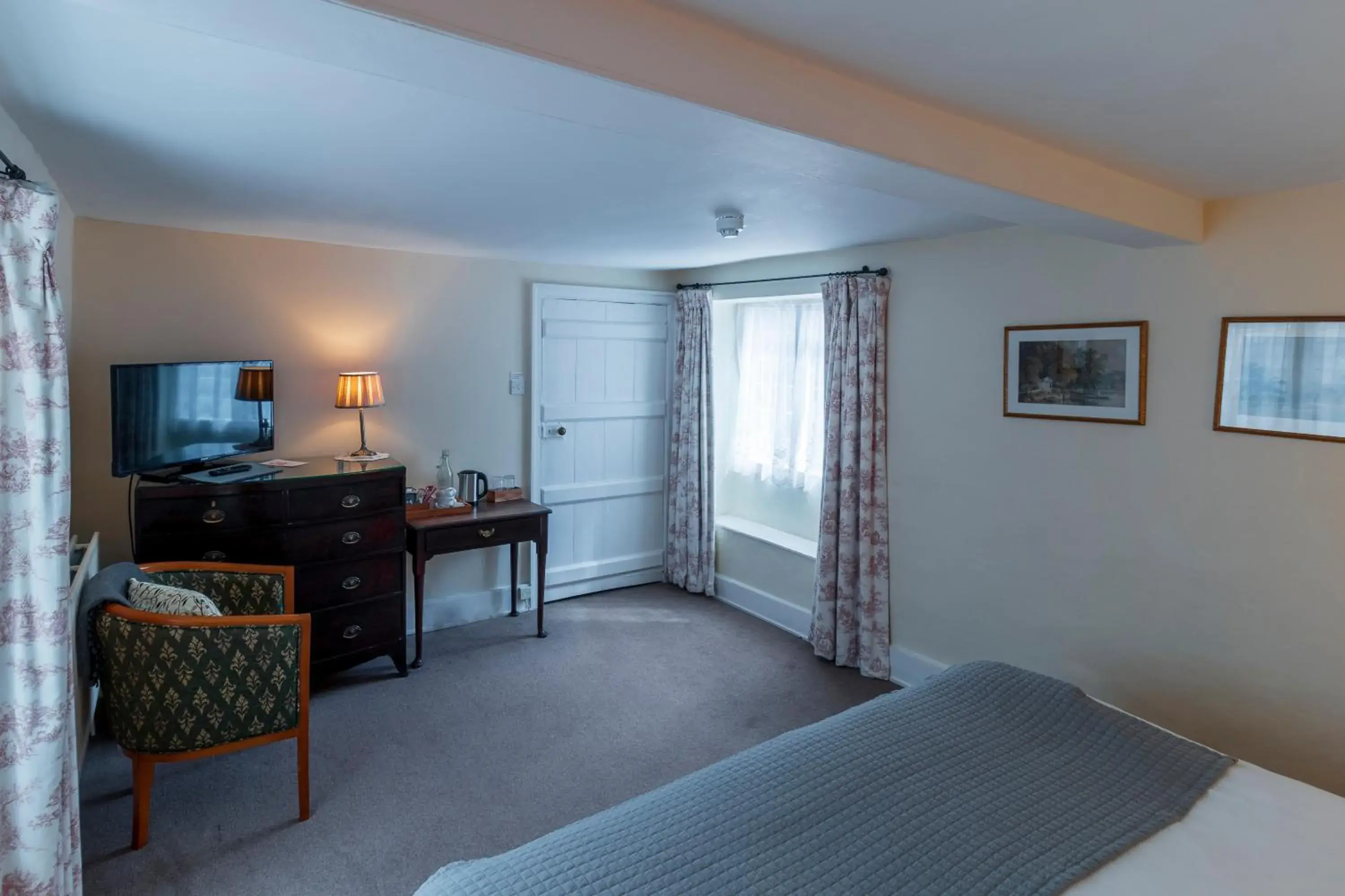 Bedroom, TV/Entertainment Center in Spread Eagle Inn