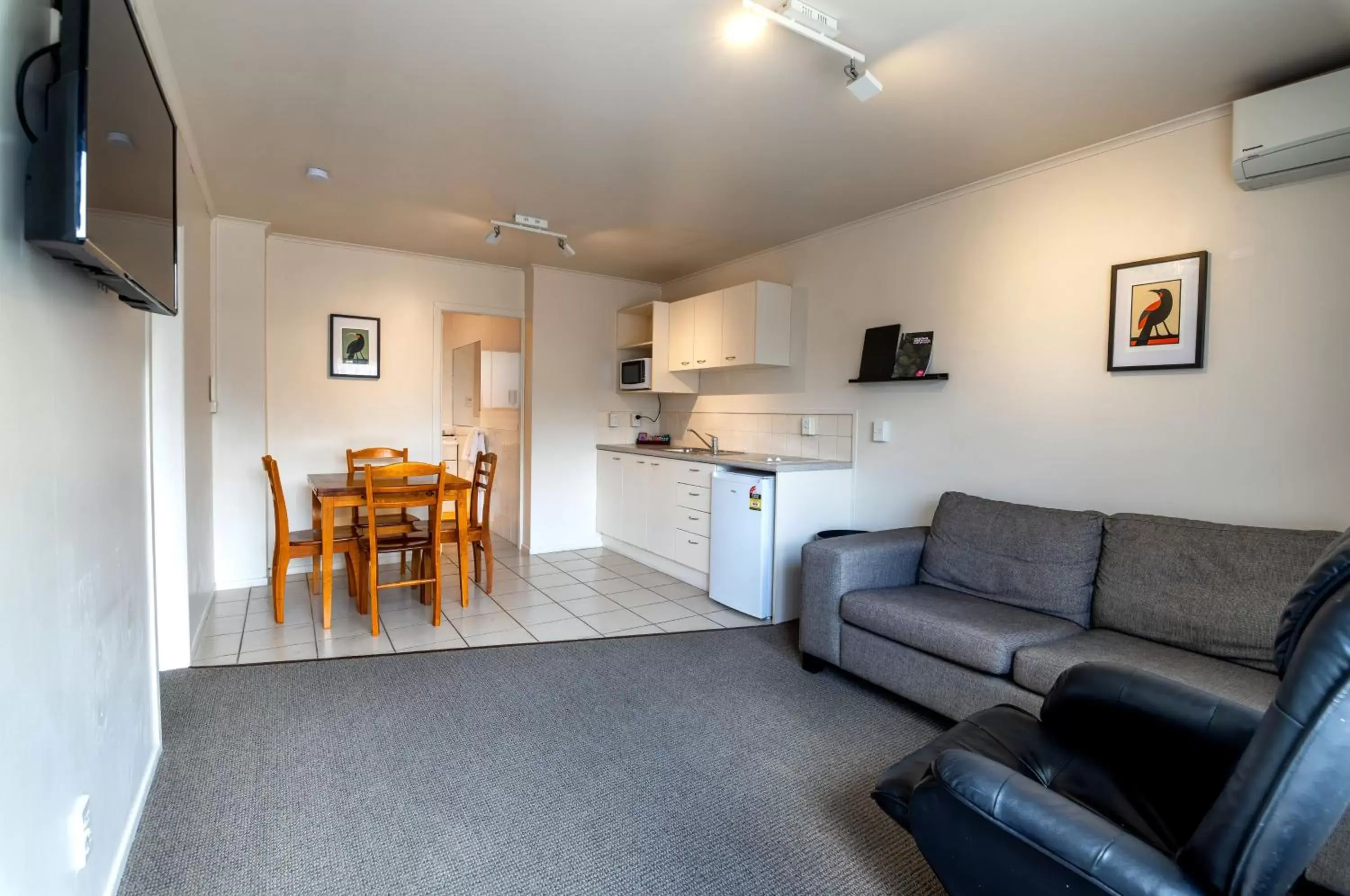 Kitchen or kitchenette, Seating Area in Best Western Braeside Rotorua