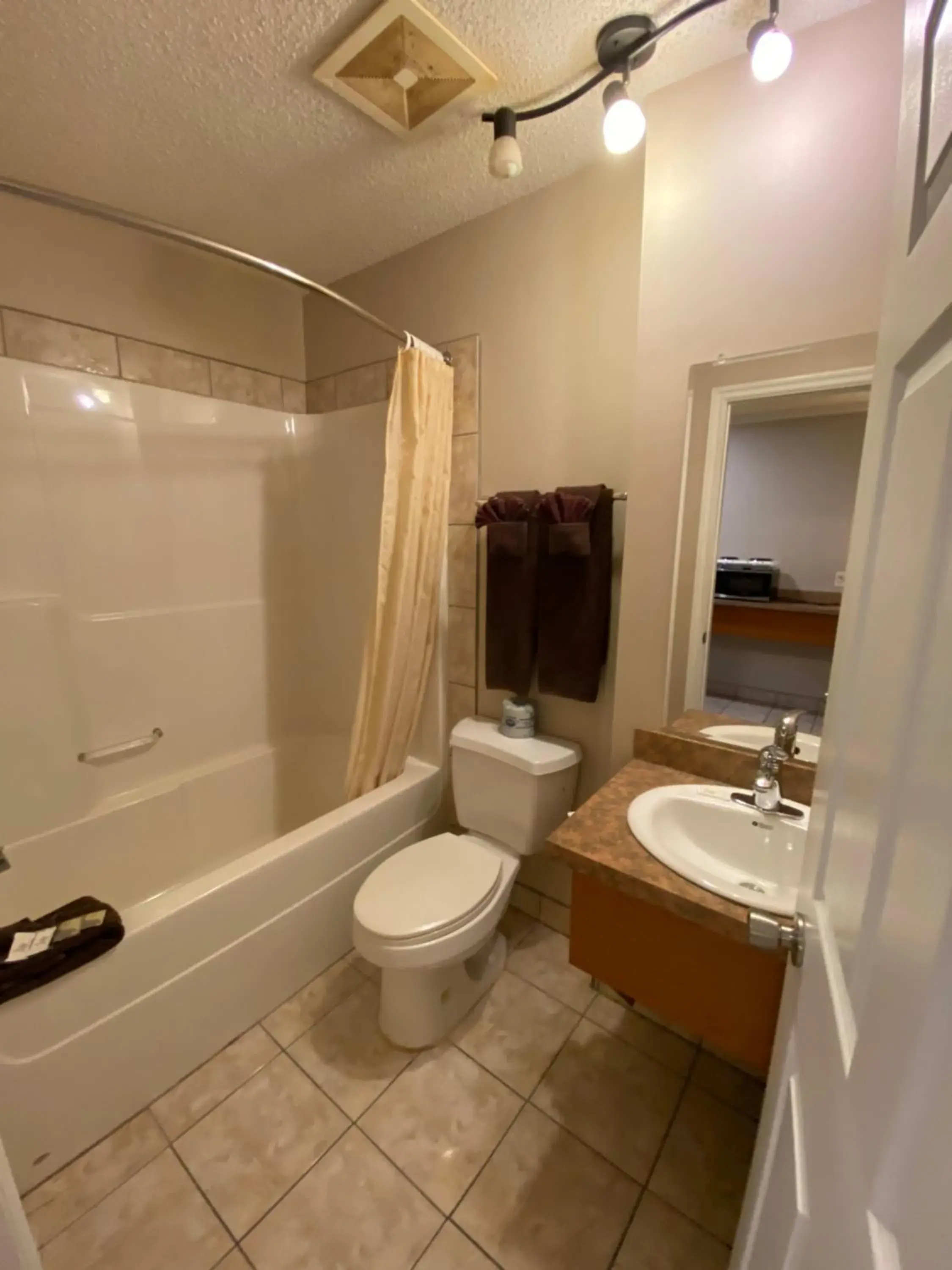 Toilet, Bathroom in Aspen Motor Inn