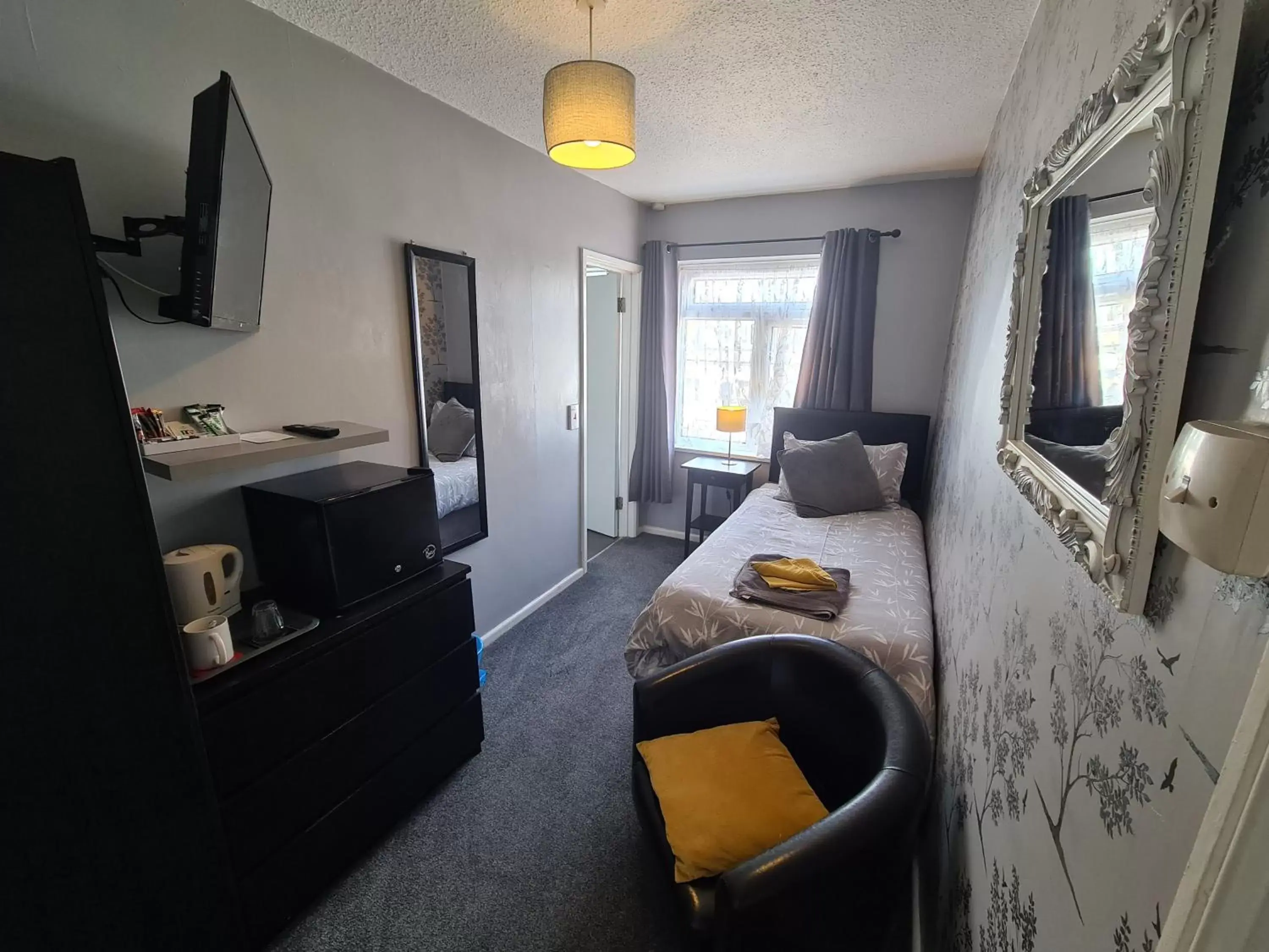 Bed, Seating Area in The Roslyn Guest House