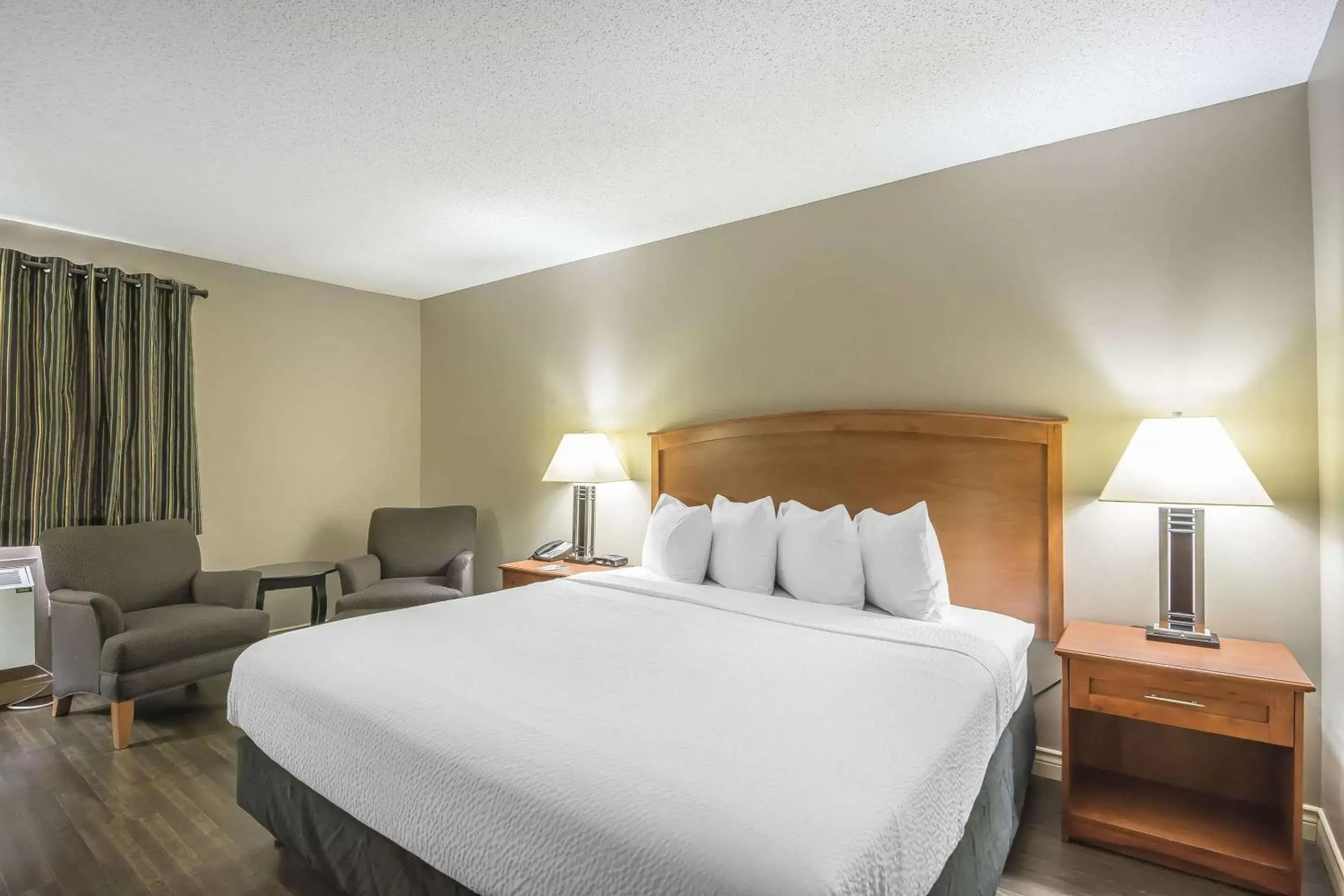 Photo of the whole room, Bed in Quality Inn West Edmonton