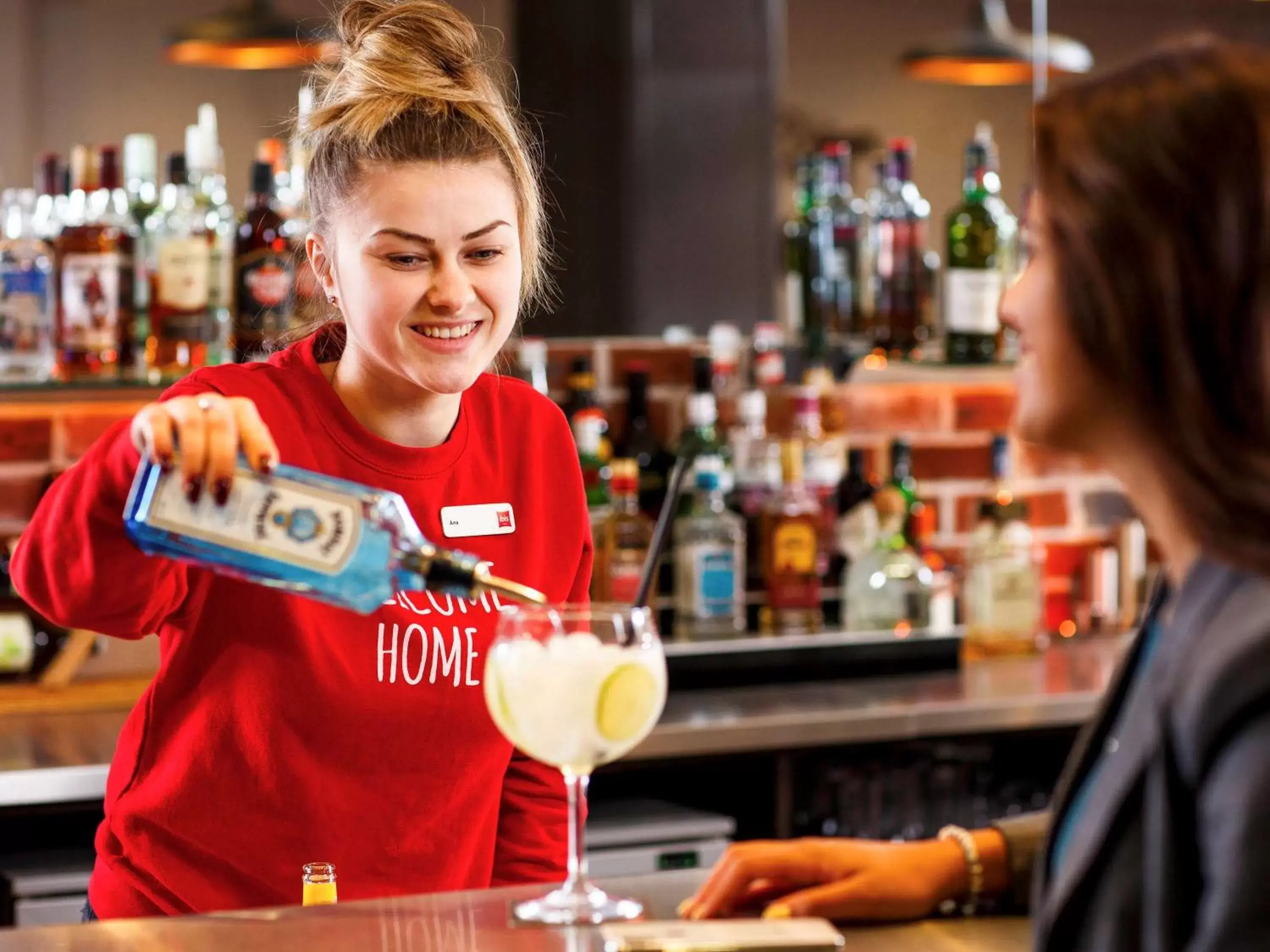 Lounge or bar in ibis Hotel Northampton Centre